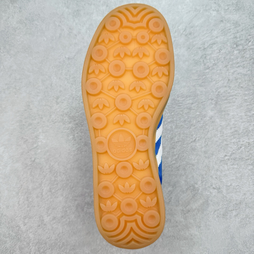 图片[9]-＃KZ神版 AD Original Gazelle Indoor Trainers 瞪羚室内鞋系列低帮复古百搭休闲运动德训风板鞋 IF9643 独家前帮工艺加持 全套原纸板楦头开发 每道工序同步公司流程 确保原汁原味 完美呈现原鞋版型 原厂高频磨具加持 精准内部资源对接 Logo字体百分百还原 原厂特供纳米纤维板 区别市面劣质纸板中底 原厂海玻璃鞋垫 中置乳胶足弓支撑垫 正确3/2横条宽版背胶 一比一鞋头弧度高度鞋身弧度 烫金亮度高频深浅同步原鞋 独家私模最大47.5 半透明橡胶大底 原厂定制长毛翻毛皮组合环保纤维革鞋面 原厂港宝加持定型后跟R度完美 原厂高频磨具加持 Logo字体 凹凸明显 轮廓分明 描漆定位精准 三道杠为尖角45°锯齿状 高频立体感很强 区别圆形锯齿 已最大程度还原公司 欢迎对比 将复古进行到底 简约流畅 三十年不变经典 这款Gazelle运动鞋 无论面料、配色、质感或设计 都只在重现其1991年原款的经典 皮革鞋面 撞色三条纹和鞋跟标的设计 力求呈现90年代的经典复古风潮 Samba火热的同时 也带动了其它的复古鞋型 Gazelle便是其中一只 Gazelle Indoor拥有包边更宽的T字型鞋头 更好的保护运动员的前掌 浓浓的复古氛围感 非常适合现在流行的Cleanfit风格 尺码：35.5 36 36.5 37 38 38.5 39 40 40.5 41 42 42.5 43 44-选品中心