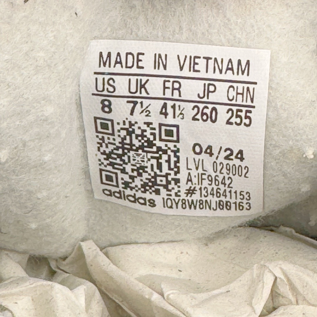 图片[15]-＃KZ神版 AD Original Gazelle Indoor Trainers 瞪羚室内鞋系列低帮复古百搭休闲运动德训风板鞋 IF9642 独家前帮工艺加持 全套原纸板楦头开发 每道工序同步公司流程 确保原汁原味 完美呈现原鞋版型 原厂高频磨具加持 精准内部资源对接 Logo字体百分百还原 原厂特供纳米纤维板 区别市面劣质纸板中底 原厂海玻璃鞋垫 中置乳胶足弓支撑垫 正确3/2横条宽版背胶 一比一鞋头弧度高度鞋身弧度 烫金亮度高频深浅同步原鞋 独家私模最大47.5 半透明橡胶大底 原厂定制长毛翻毛皮组合环保纤维革鞋面 原厂港宝加持定型后跟R度完美 原厂高频磨具加持 Logo字体 凹凸明显 轮廓分明 描漆定位精准 三道杠为尖角45°锯齿状 高频立体感很强 区别圆形锯齿 已最大程度还原公司 欢迎对比 将复古进行到底 简约流畅 三十年不变经典 这款Gazelle运动鞋 无论面料、配色、质感或设计 都只在重现其1991年原款的经典 皮革鞋面 撞色三条纹和鞋跟标的设计 力求呈现90年代的经典复古风潮 Samba火热的同时 也带动了其它的复古鞋型 Gazelle便是其中一只 Gazelle Indoor拥有包边更宽的T字型鞋头 更好的保护运动员的前掌 浓浓的复古氛围感 非常适合现在流行的Cleanfit风格 尺码：35.5 36 36.5 37 38 38.5 39 40 40.5 41 42 42.5 43 44-选品中心