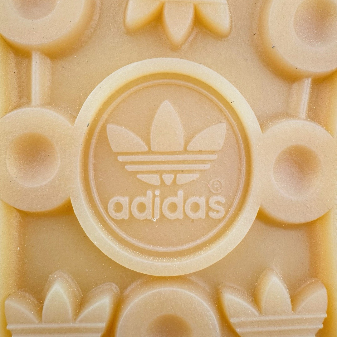 图片[18]-＃KZ神版 AD Original Gazelle Indoor Trainers 瞪羚室内鞋系列低帮复古百搭休闲运动德训风板鞋 IF9641 独家前帮工艺加持 全套原纸板楦头开发 每道工序同步公司流程 确保原汁原味 完美呈现原鞋版型 原厂高频磨具加持 精准内部资源对接 Logo字体百分百还原 原厂特供纳米纤维板 区别市面劣质纸板中底 原厂海玻璃鞋垫 中置乳胶足弓支撑垫 正确3/2横条宽版背胶 一比一鞋头弧度高度鞋身弧度 烫金亮度高频深浅同步原鞋 独家私模最大47.5 半透明橡胶大底 原厂定制长毛翻毛皮组合环保纤维革鞋面 原厂港宝加持定型后跟R度完美 原厂高频磨具加持 Logo字体 凹凸明显 轮廓分明 描漆定位精准 三道杠为尖角45°锯齿状 高频立体感很强 区别圆形锯齿 已最大程度还原公司 欢迎对比 将复古进行到底 简约流畅 三十年不变经典 这款Gazelle运动鞋 无论面料、配色、质感或设计 都只在重现其1991年原款的经典 皮革鞋面 撞色三条纹和鞋跟标的设计 力求呈现90年代的经典复古风潮 Samba火热的同时 也带动了其它的复古鞋型 Gazelle便是其中一只 Gazelle Indoor拥有包边更宽的T字型鞋头 更好的保护运动员的前掌 浓浓的复古氛围感 非常适合现在流行的Cleanfit风格 尺码：35.5 36 36.5 37 38 38.5 39 40 40.5 41 42 42.5 43 44-选品中心