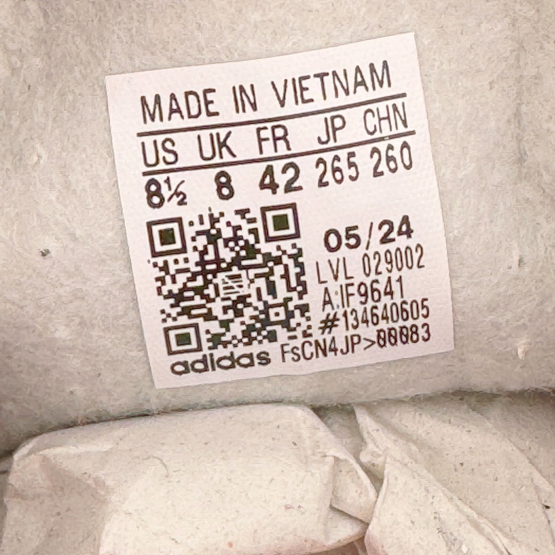 图片[11]-＃KZ神版 AD Original Gazelle Indoor Trainers 瞪羚室内鞋系列低帮复古百搭休闲运动德训风板鞋 IF9641 独家前帮工艺加持 全套原纸板楦头开发 每道工序同步公司流程 确保原汁原味 完美呈现原鞋版型 原厂高频磨具加持 精准内部资源对接 Logo字体百分百还原 原厂特供纳米纤维板 区别市面劣质纸板中底 原厂海玻璃鞋垫 中置乳胶足弓支撑垫 正确3/2横条宽版背胶 一比一鞋头弧度高度鞋身弧度 烫金亮度高频深浅同步原鞋 独家私模最大47.5 半透明橡胶大底 原厂定制长毛翻毛皮组合环保纤维革鞋面 原厂港宝加持定型后跟R度完美 原厂高频磨具加持 Logo字体 凹凸明显 轮廓分明 描漆定位精准 三道杠为尖角45°锯齿状 高频立体感很强 区别圆形锯齿 已最大程度还原公司 欢迎对比 将复古进行到底 简约流畅 三十年不变经典 这款Gazelle运动鞋 无论面料、配色、质感或设计 都只在重现其1991年原款的经典 皮革鞋面 撞色三条纹和鞋跟标的设计 力求呈现90年代的经典复古风潮 Samba火热的同时 也带动了其它的复古鞋型 Gazelle便是其中一只 Gazelle Indoor拥有包边更宽的T字型鞋头 更好的保护运动员的前掌 浓浓的复古氛围感 非常适合现在流行的Cleanfit风格 尺码：35.5 36 36.5 37 38 38.5 39 40 40.5 41 42 42.5 43 44-选品中心