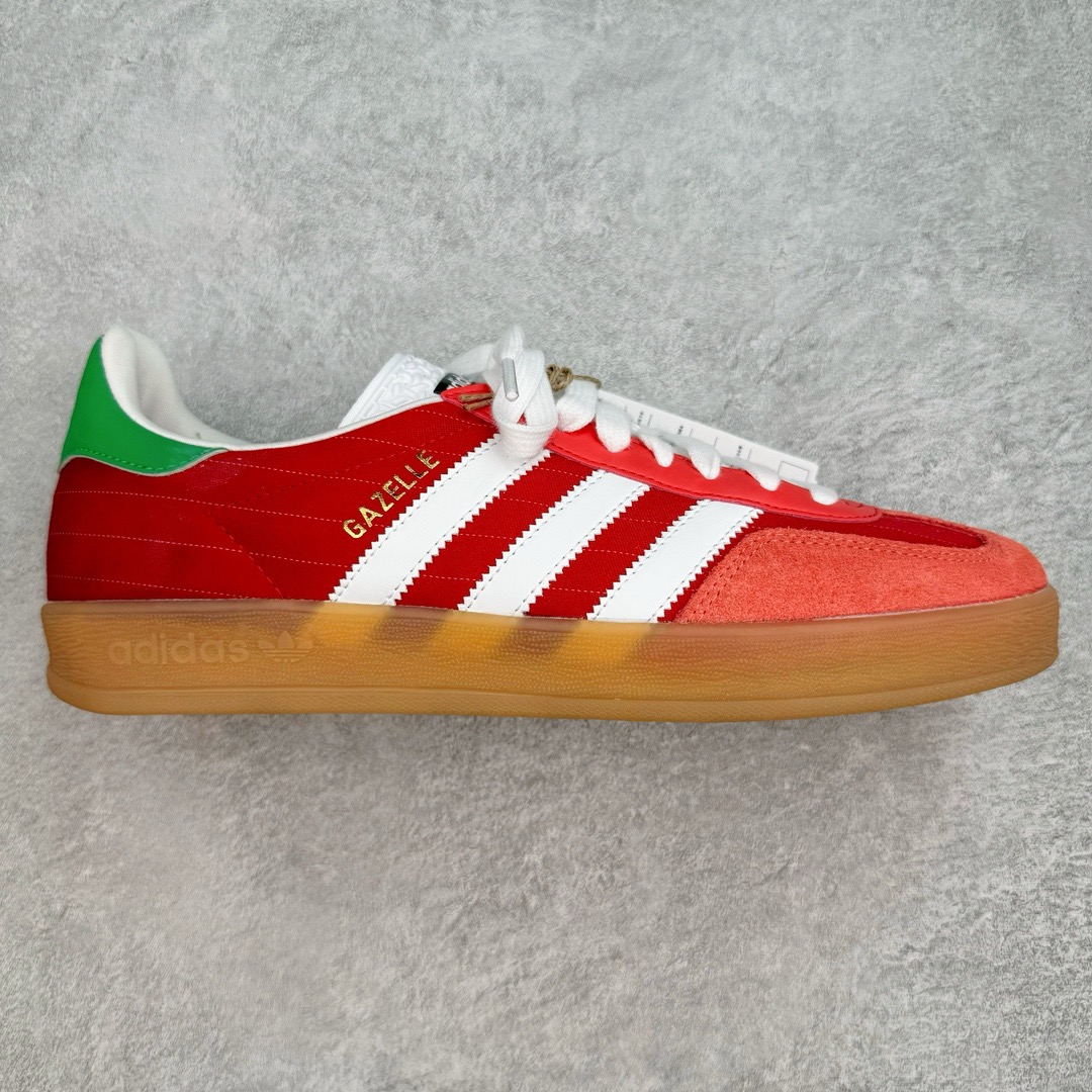 ＃KZ神版 AD Original Gazelle Indoor Trainers 瞪羚室内鞋系列低帮复古百搭休闲运动德训风板鞋 IF9641 独家前帮工艺加持 全套原纸板楦头开发 每道工序同步公司流程 确保原汁原味 完美呈现原鞋版型 原厂高频磨具加持 精准内部资源对接 Logo字体百分百还原 原厂特供纳米纤维板 区别市面劣质纸板中底 原厂海玻璃鞋垫 中置乳胶足弓支撑垫 正确3/2横条宽版背胶 一比一鞋头弧度高度鞋身弧度 烫金亮度高频深浅同步原鞋 独家私模最大47.5 半透明橡胶大底 原厂定制长毛翻毛皮组合环保纤维革鞋面 原厂港宝加持定型后跟R度完美 原厂高频磨具加持 Logo字体 凹凸明显 轮廓分明 描漆定位精准 三道杠为尖角45°锯齿状 高频立体感很强 区别圆形锯齿 已最大程度还原公司 欢迎对比 将复古进行到底 简约流畅 三十年不变经典 这款Gazelle运动鞋 无论面料、配色、质感或设计 都只在重现其1991年原款的经典 皮革鞋面 撞色三条纹和鞋跟标的设计 力求呈现90年代的经典复古风潮 Samba火热的同时 也带动了其它的复古鞋型 Gazelle便是其中一只 Gazelle Indoor拥有包边更宽的T字型鞋头 更好的保护运动员的前掌 浓浓的复古氛围感 非常适合现在流行的Cleanfit风格 尺码：35.5 36 36.5 37 38 38.5 39 40 40.5 41 42 42.5 43 44-选品中心