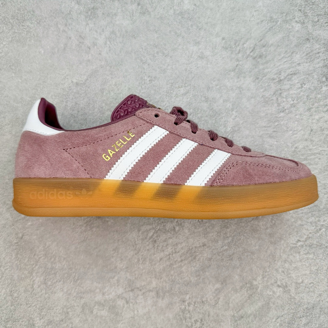 ＃KZ神版 AD Original Gazelle Indoor Trainers 瞪羚室内鞋系列低帮复古百搭休闲运动德训风板鞋 IH5483 独家前帮工艺加持 全套原纸板楦头开发 每道工序同步公司流程 确保原汁原味 完美呈现原鞋版型 原厂高频磨具加持 精准内部资源对接 Logo字体百分百还原 原厂特供纳米纤维板 区别市面劣质纸板中底 原厂海玻璃鞋垫 中置乳胶足弓支撑垫 正确3/2横条宽版背胶 一比一鞋头弧度高度鞋身弧度 烫金亮度高频深浅同步原鞋 独家私模最大47.5 半透明橡胶大底 原厂定制长毛翻毛皮组合环保纤维革鞋面 原厂港宝加持定型后跟R度完美 原厂高频磨具加持 Logo字体 凹凸明显 轮廓分明 描漆定位精准 三道杠为尖角45°锯齿状 高频立体感很强 区别圆形锯齿 已最大程度还原公司 欢迎对比 将复古进行到底 简约流畅 三十年不变经典 这款Gazelle运动鞋 无论面料、配色、质感或设计 都只在重现其1991年原款的经典 皮革鞋面 撞色三条纹和鞋跟标的设计 力求呈现90年代的经典复古风潮 Samba火热的同时 也带动了其它的复古鞋型 Gazelle便是其中一只 Gazelle Indoor拥有包边更宽的T字型鞋头 更好的保护运动员的前掌 浓浓的复古氛围感 非常适合现在流行的Cleanfit风格 尺码：35.5 36 36.5 37 38 38.5 39 40 40.5 41 42 42.5 43 44-选品中心