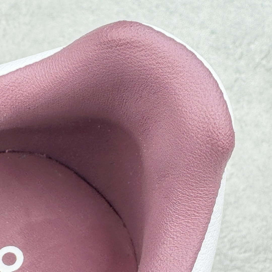 图片[13]-＃KZ神版 AD Original Gazelle Indoor Trainers 瞪羚室内鞋系列低帮复古百搭休闲运动德训风板鞋 IH5483 独家前帮工艺加持 全套原纸板楦头开发 每道工序同步公司流程 确保原汁原味 完美呈现原鞋版型 原厂高频磨具加持 精准内部资源对接 Logo字体百分百还原 原厂特供纳米纤维板 区别市面劣质纸板中底 原厂海玻璃鞋垫 中置乳胶足弓支撑垫 正确3/2横条宽版背胶 一比一鞋头弧度高度鞋身弧度 烫金亮度高频深浅同步原鞋 独家私模最大47.5 半透明橡胶大底 原厂定制长毛翻毛皮组合环保纤维革鞋面 原厂港宝加持定型后跟R度完美 原厂高频磨具加持 Logo字体 凹凸明显 轮廓分明 描漆定位精准 三道杠为尖角45°锯齿状 高频立体感很强 区别圆形锯齿 已最大程度还原公司 欢迎对比 将复古进行到底 简约流畅 三十年不变经典 这款Gazelle运动鞋 无论面料、配色、质感或设计 都只在重现其1991年原款的经典 皮革鞋面 撞色三条纹和鞋跟标的设计 力求呈现90年代的经典复古风潮 Samba火热的同时 也带动了其它的复古鞋型 Gazelle便是其中一只 Gazelle Indoor拥有包边更宽的T字型鞋头 更好的保护运动员的前掌 浓浓的复古氛围感 非常适合现在流行的Cleanfit风格 尺码：35.5 36 36.5 37 38 38.5 39 40 40.5 41 42 42.5 43 44-选品中心