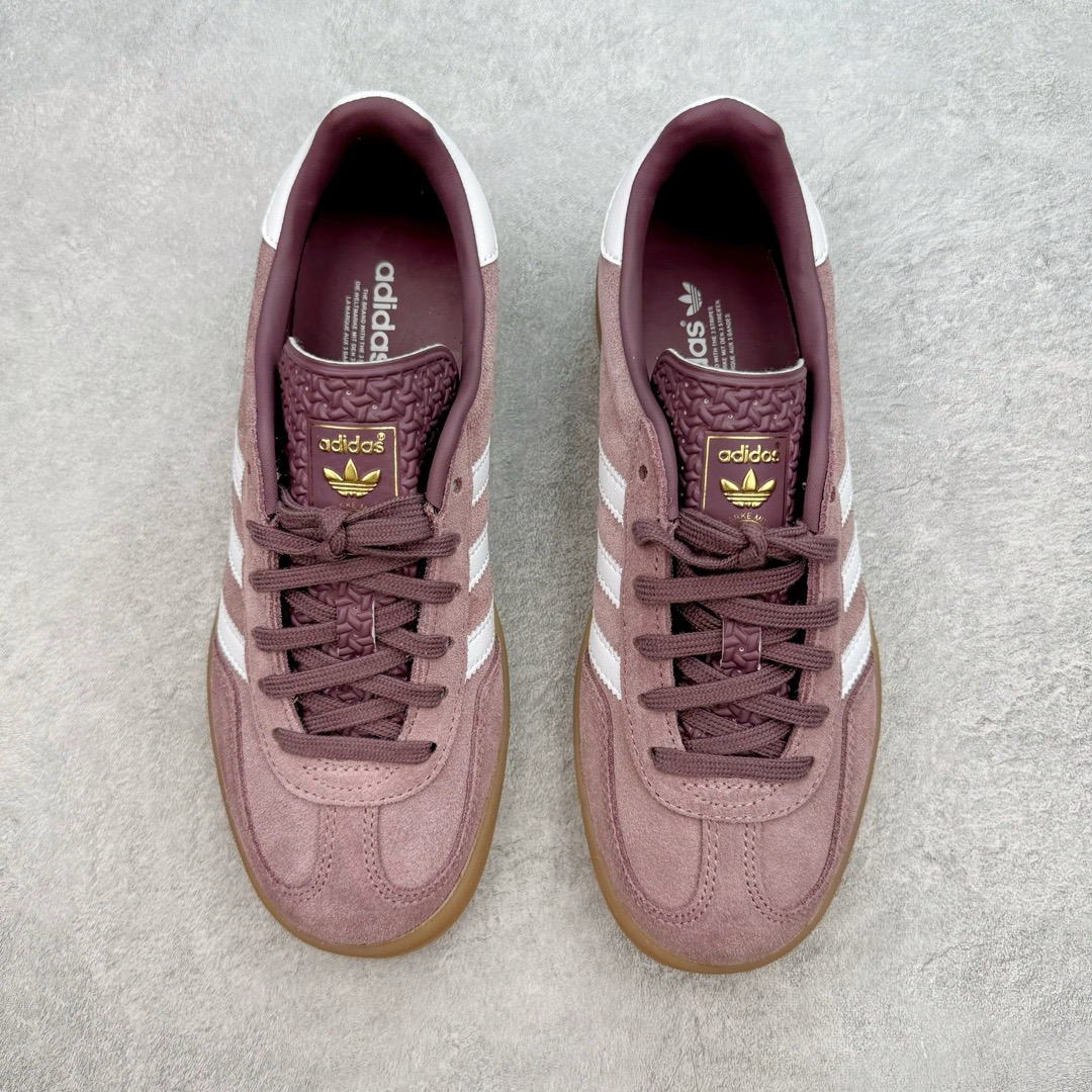 图片[2]-＃KZ神版 AD Original Gazelle Indoor Trainers 瞪羚室内鞋系列低帮复古百搭休闲运动德训风板鞋 IH5483 独家前帮工艺加持 全套原纸板楦头开发 每道工序同步公司流程 确保原汁原味 完美呈现原鞋版型 原厂高频磨具加持 精准内部资源对接 Logo字体百分百还原 原厂特供纳米纤维板 区别市面劣质纸板中底 原厂海玻璃鞋垫 中置乳胶足弓支撑垫 正确3/2横条宽版背胶 一比一鞋头弧度高度鞋身弧度 烫金亮度高频深浅同步原鞋 独家私模最大47.5 半透明橡胶大底 原厂定制长毛翻毛皮组合环保纤维革鞋面 原厂港宝加持定型后跟R度完美 原厂高频磨具加持 Logo字体 凹凸明显 轮廓分明 描漆定位精准 三道杠为尖角45°锯齿状 高频立体感很强 区别圆形锯齿 已最大程度还原公司 欢迎对比 将复古进行到底 简约流畅 三十年不变经典 这款Gazelle运动鞋 无论面料、配色、质感或设计 都只在重现其1991年原款的经典 皮革鞋面 撞色三条纹和鞋跟标的设计 力求呈现90年代的经典复古风潮 Samba火热的同时 也带动了其它的复古鞋型 Gazelle便是其中一只 Gazelle Indoor拥有包边更宽的T字型鞋头 更好的保护运动员的前掌 浓浓的复古氛围感 非常适合现在流行的Cleanfit风格 尺码：35.5 36 36.5 37 38 38.5 39 40 40.5 41 42 42.5 43 44-选品中心