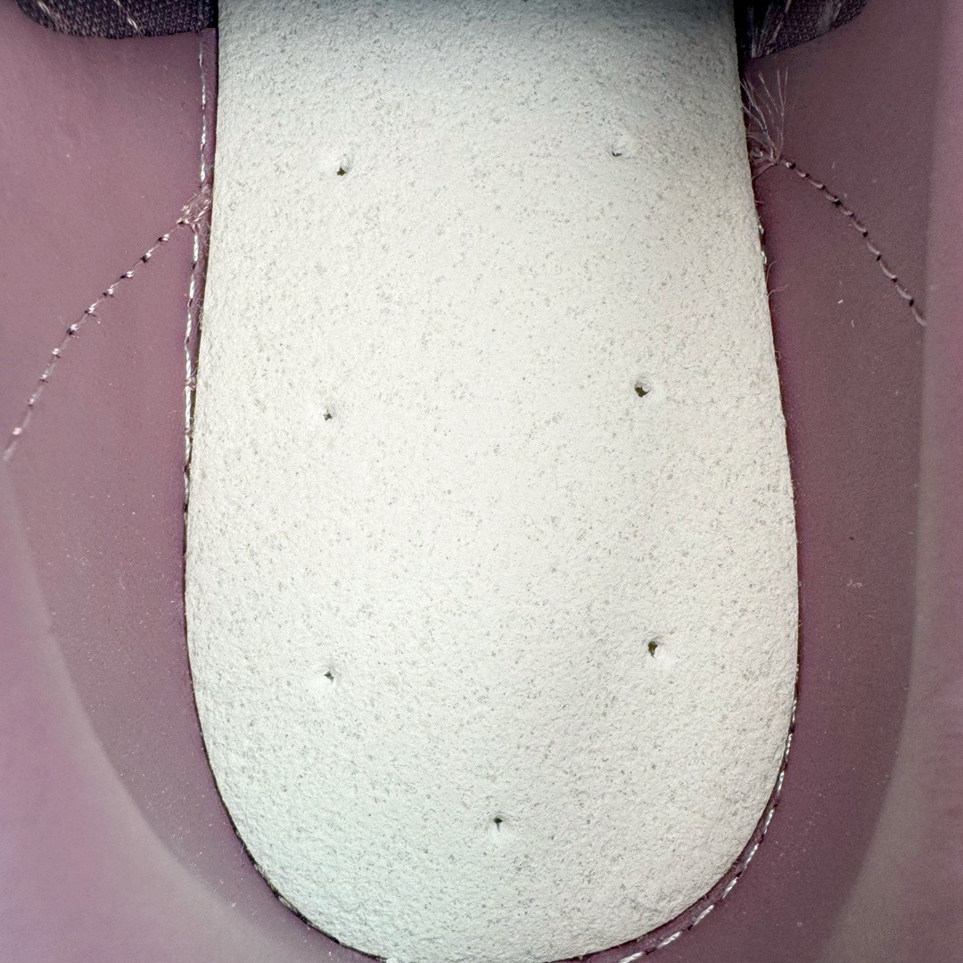 图片[11]-＃KZ神版 AD Original Gazelle Indoor Trainers 瞪羚室内鞋系列低帮复古百搭休闲运动德训风板鞋 IH5483 独家前帮工艺加持 全套原纸板楦头开发 每道工序同步公司流程 确保原汁原味 完美呈现原鞋版型 原厂高频磨具加持 精准内部资源对接 Logo字体百分百还原 原厂特供纳米纤维板 区别市面劣质纸板中底 原厂海玻璃鞋垫 中置乳胶足弓支撑垫 正确3/2横条宽版背胶 一比一鞋头弧度高度鞋身弧度 烫金亮度高频深浅同步原鞋 独家私模最大47.5 半透明橡胶大底 原厂定制长毛翻毛皮组合环保纤维革鞋面 原厂港宝加持定型后跟R度完美 原厂高频磨具加持 Logo字体 凹凸明显 轮廓分明 描漆定位精准 三道杠为尖角45°锯齿状 高频立体感很强 区别圆形锯齿 已最大程度还原公司 欢迎对比 将复古进行到底 简约流畅 三十年不变经典 这款Gazelle运动鞋 无论面料、配色、质感或设计 都只在重现其1991年原款的经典 皮革鞋面 撞色三条纹和鞋跟标的设计 力求呈现90年代的经典复古风潮 Samba火热的同时 也带动了其它的复古鞋型 Gazelle便是其中一只 Gazelle Indoor拥有包边更宽的T字型鞋头 更好的保护运动员的前掌 浓浓的复古氛围感 非常适合现在流行的Cleanfit风格 尺码：35.5 36 36.5 37 38 38.5 39 40 40.5 41 42 42.5 43 44-选品中心