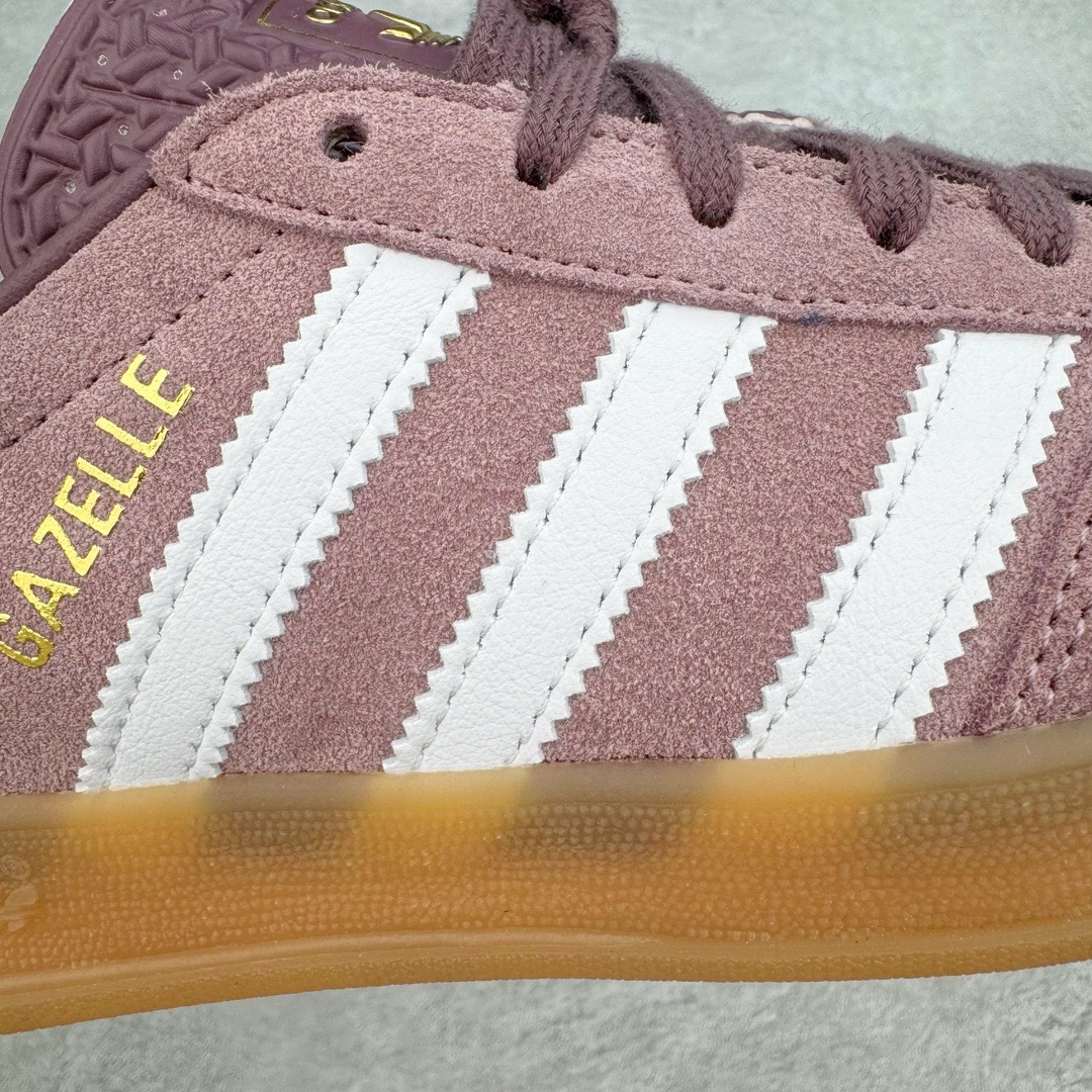 图片[15]-＃KZ神版 AD Original Gazelle Indoor Trainers 瞪羚室内鞋系列低帮复古百搭休闲运动德训风板鞋 IH5483 独家前帮工艺加持 全套原纸板楦头开发 每道工序同步公司流程 确保原汁原味 完美呈现原鞋版型 原厂高频磨具加持 精准内部资源对接 Logo字体百分百还原 原厂特供纳米纤维板 区别市面劣质纸板中底 原厂海玻璃鞋垫 中置乳胶足弓支撑垫 正确3/2横条宽版背胶 一比一鞋头弧度高度鞋身弧度 烫金亮度高频深浅同步原鞋 独家私模最大47.5 半透明橡胶大底 原厂定制长毛翻毛皮组合环保纤维革鞋面 原厂港宝加持定型后跟R度完美 原厂高频磨具加持 Logo字体 凹凸明显 轮廓分明 描漆定位精准 三道杠为尖角45°锯齿状 高频立体感很强 区别圆形锯齿 已最大程度还原公司 欢迎对比 将复古进行到底 简约流畅 三十年不变经典 这款Gazelle运动鞋 无论面料、配色、质感或设计 都只在重现其1991年原款的经典 皮革鞋面 撞色三条纹和鞋跟标的设计 力求呈现90年代的经典复古风潮 Samba火热的同时 也带动了其它的复古鞋型 Gazelle便是其中一只 Gazelle Indoor拥有包边更宽的T字型鞋头 更好的保护运动员的前掌 浓浓的复古氛围感 非常适合现在流行的Cleanfit风格 尺码：35.5 36 36.5 37 38 38.5 39 40 40.5 41 42 42.5 43 44-选品中心