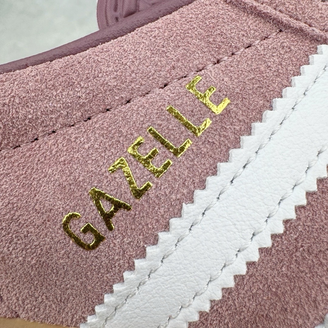 图片[16]-＃KZ神版 AD Original Gazelle Indoor Trainers 瞪羚室内鞋系列低帮复古百搭休闲运动德训风板鞋 IH5483 独家前帮工艺加持 全套原纸板楦头开发 每道工序同步公司流程 确保原汁原味 完美呈现原鞋版型 原厂高频磨具加持 精准内部资源对接 Logo字体百分百还原 原厂特供纳米纤维板 区别市面劣质纸板中底 原厂海玻璃鞋垫 中置乳胶足弓支撑垫 正确3/2横条宽版背胶 一比一鞋头弧度高度鞋身弧度 烫金亮度高频深浅同步原鞋 独家私模最大47.5 半透明橡胶大底 原厂定制长毛翻毛皮组合环保纤维革鞋面 原厂港宝加持定型后跟R度完美 原厂高频磨具加持 Logo字体 凹凸明显 轮廓分明 描漆定位精准 三道杠为尖角45°锯齿状 高频立体感很强 区别圆形锯齿 已最大程度还原公司 欢迎对比 将复古进行到底 简约流畅 三十年不变经典 这款Gazelle运动鞋 无论面料、配色、质感或设计 都只在重现其1991年原款的经典 皮革鞋面 撞色三条纹和鞋跟标的设计 力求呈现90年代的经典复古风潮 Samba火热的同时 也带动了其它的复古鞋型 Gazelle便是其中一只 Gazelle Indoor拥有包边更宽的T字型鞋头 更好的保护运动员的前掌 浓浓的复古氛围感 非常适合现在流行的Cleanfit风格 尺码：35.5 36 36.5 37 38 38.5 39 40 40.5 41 42 42.5 43 44-选品中心