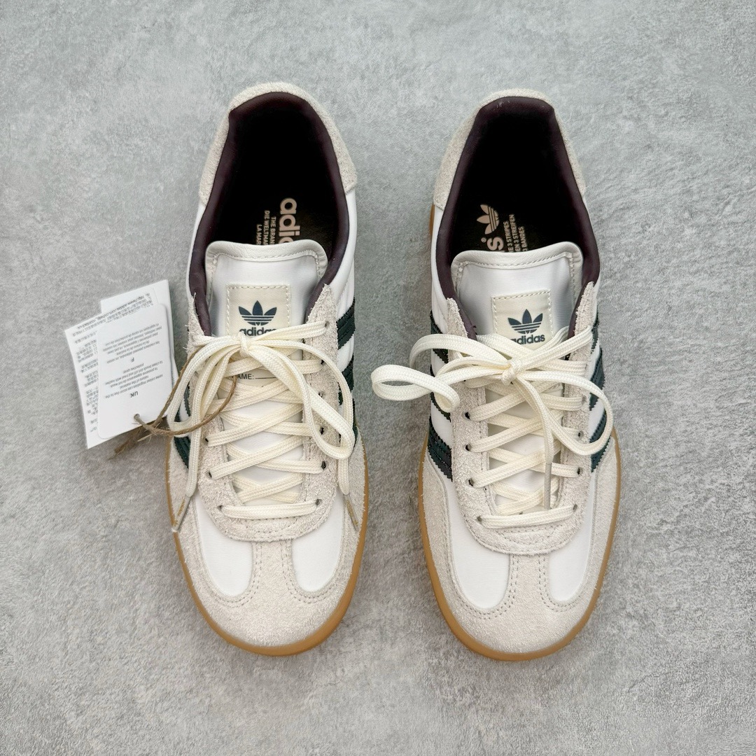 图片[2]-＃KZ神版 AD Original Gazelle Indoor Trainers 瞪羚室内鞋系列低帮复古百搭休闲运动德训风板鞋 IH9985 独家前帮工艺加持 全套原纸板楦头开发 每道工序同步公司流程 确保原汁原味 完美呈现原鞋版型 原厂高频磨具加持 精准内部资源对接 Logo字体百分百还原 原厂特供纳米纤维板 区别市面劣质纸板中底 原厂海玻璃鞋垫 中置乳胶足弓支撑垫 正确3/2横条宽版背胶 一比一鞋头弧度高度鞋身弧度 烫金亮度高频深浅同步原鞋 独家私模最大47.5 半透明橡胶大底 原厂定制长毛翻毛皮组合环保纤维革鞋面 原厂港宝加持定型后跟R度完美 原厂高频磨具加持 Logo字体 凹凸明显 轮廓分明 描漆定位精准 三道杠为尖角45°锯齿状 高频立体感很强 区别圆形锯齿 已最大程度还原公司 欢迎对比 将复古进行到底 简约流畅 三十年不变经典 这款Gazelle运动鞋 无论面料、配色、质感或设计 都只在重现其1991年原款的经典 皮革鞋面 撞色三条纹和鞋跟标的设计 力求呈现90年代的经典复古风潮 Samba火热的同时 也带动了其它的复古鞋型 Gazelle便是其中一只 Gazelle Indoor拥有包边更宽的T字型鞋头 更好的保护运动员的前掌 浓浓的复古氛围感 非常适合现在流行的Cleanfit风格 尺码：35.5 36 36.5 37 38 38.5 39 40 40.5 41 42 42.5 43 44-选品中心