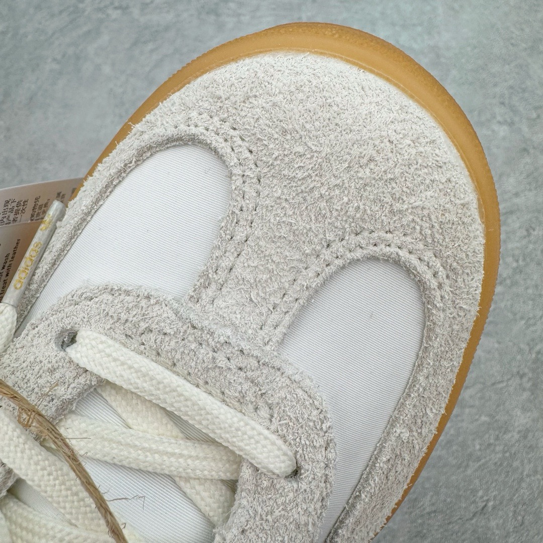 图片[10]-＃KZ神版 AD Original Gazelle Indoor Trainers 瞪羚室内鞋系列低帮复古百搭休闲运动德训风板鞋 IH9985 独家前帮工艺加持 全套原纸板楦头开发 每道工序同步公司流程 确保原汁原味 完美呈现原鞋版型 原厂高频磨具加持 精准内部资源对接 Logo字体百分百还原 原厂特供纳米纤维板 区别市面劣质纸板中底 原厂海玻璃鞋垫 中置乳胶足弓支撑垫 正确3/2横条宽版背胶 一比一鞋头弧度高度鞋身弧度 烫金亮度高频深浅同步原鞋 独家私模最大47.5 半透明橡胶大底 原厂定制长毛翻毛皮组合环保纤维革鞋面 原厂港宝加持定型后跟R度完美 原厂高频磨具加持 Logo字体 凹凸明显 轮廓分明 描漆定位精准 三道杠为尖角45°锯齿状 高频立体感很强 区别圆形锯齿 已最大程度还原公司 欢迎对比 将复古进行到底 简约流畅 三十年不变经典 这款Gazelle运动鞋 无论面料、配色、质感或设计 都只在重现其1991年原款的经典 皮革鞋面 撞色三条纹和鞋跟标的设计 力求呈现90年代的经典复古风潮 Samba火热的同时 也带动了其它的复古鞋型 Gazelle便是其中一只 Gazelle Indoor拥有包边更宽的T字型鞋头 更好的保护运动员的前掌 浓浓的复古氛围感 非常适合现在流行的Cleanfit风格 尺码：35.5 36 36.5 37 38 38.5 39 40 40.5 41 42 42.5 43 44-选品中心