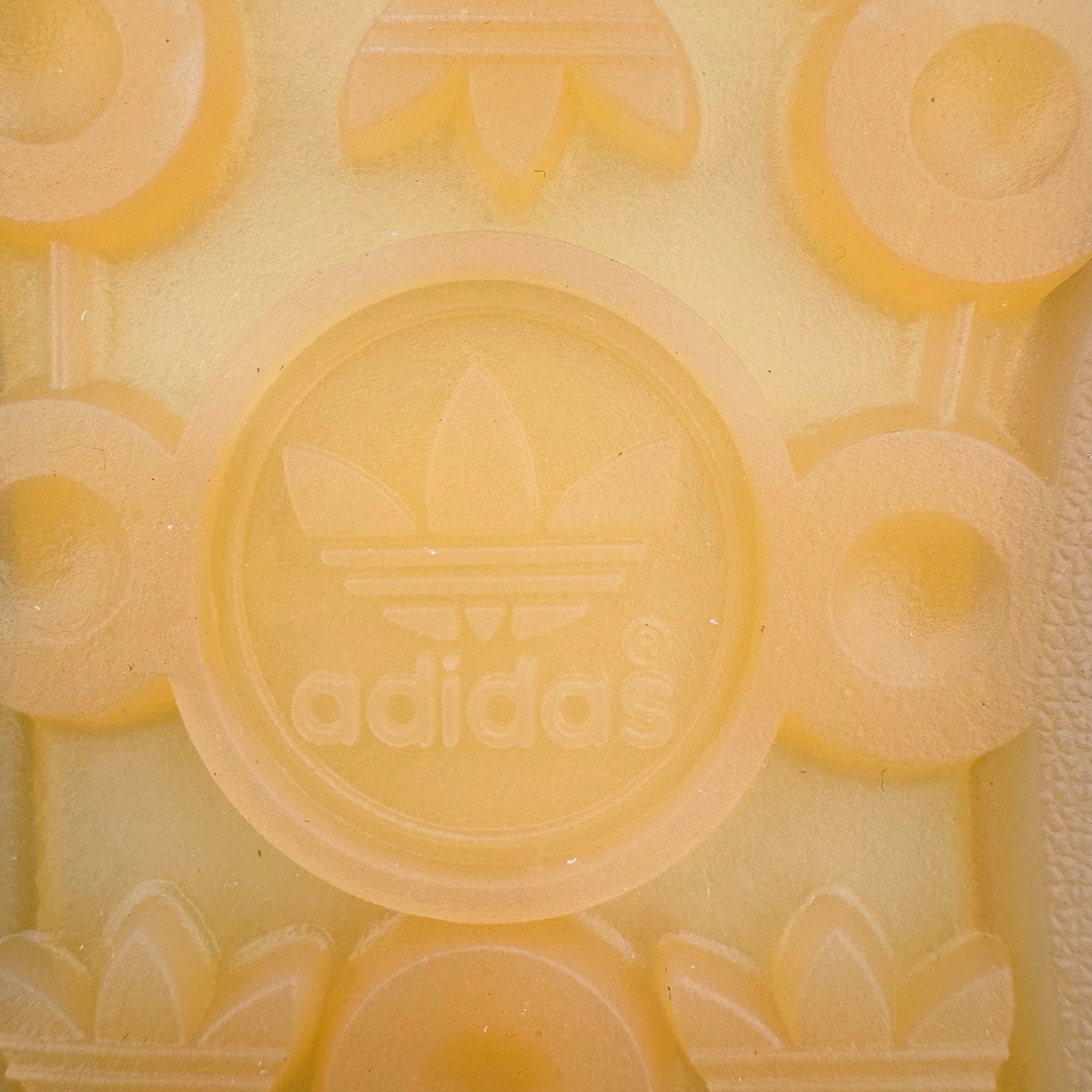 图片[17]-＃KZ神版 AD Original Gazelle Indoor Trainers 瞪羚室内鞋系列低帮复古百搭休闲运动德训风板鞋 IH9985 独家前帮工艺加持 全套原纸板楦头开发 每道工序同步公司流程 确保原汁原味 完美呈现原鞋版型 原厂高频磨具加持 精准内部资源对接 Logo字体百分百还原 原厂特供纳米纤维板 区别市面劣质纸板中底 原厂海玻璃鞋垫 中置乳胶足弓支撑垫 正确3/2横条宽版背胶 一比一鞋头弧度高度鞋身弧度 烫金亮度高频深浅同步原鞋 独家私模最大47.5 半透明橡胶大底 原厂定制长毛翻毛皮组合环保纤维革鞋面 原厂港宝加持定型后跟R度完美 原厂高频磨具加持 Logo字体 凹凸明显 轮廓分明 描漆定位精准 三道杠为尖角45°锯齿状 高频立体感很强 区别圆形锯齿 已最大程度还原公司 欢迎对比 将复古进行到底 简约流畅 三十年不变经典 这款Gazelle运动鞋 无论面料、配色、质感或设计 都只在重现其1991年原款的经典 皮革鞋面 撞色三条纹和鞋跟标的设计 力求呈现90年代的经典复古风潮 Samba火热的同时 也带动了其它的复古鞋型 Gazelle便是其中一只 Gazelle Indoor拥有包边更宽的T字型鞋头 更好的保护运动员的前掌 浓浓的复古氛围感 非常适合现在流行的Cleanfit风格 尺码：35.5 36 36.5 37 38 38.5 39 40 40.5 41 42 42.5 43 44-选品中心