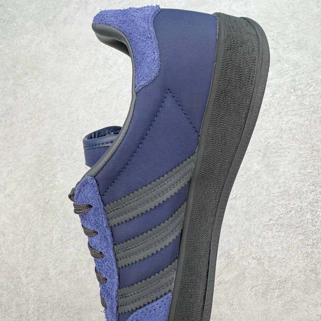 图片[7]-＃KZ神版 AD Original Gazelle Indoor Trainers 瞪羚室内鞋系列低帮复古百搭休闲运动德训风板鞋 IH9986 独家前帮工艺加持 全套原纸板楦头开发 每道工序同步公司流程 确保原汁原味 完美呈现原鞋版型 原厂高频磨具加持 精准内部资源对接 Logo字体百分百还原 原厂特供纳米纤维板 区别市面劣质纸板中底 原厂海玻璃鞋垫 中置乳胶足弓支撑垫 正确3/2横条宽版背胶 一比一鞋头弧度高度鞋身弧度 烫金亮度高频深浅同步原鞋 独家私模最大47.5 半透明橡胶大底 原厂定制长毛翻毛皮组合环保纤维革鞋面 原厂港宝加持定型后跟R度完美 原厂高频磨具加持 Logo字体 凹凸明显 轮廓分明 描漆定位精准 三道杠为尖角45°锯齿状 高频立体感很强 区别圆形锯齿 已最大程度还原公司 欢迎对比 将复古进行到底 简约流畅 三十年不变经典 这款Gazelle运动鞋 无论面料、配色、质感或设计 都只在重现其1991年原款的经典 皮革鞋面 撞色三条纹和鞋跟标的设计 力求呈现90年代的经典复古风潮 Samba火热的同时 也带动了其它的复古鞋型 Gazelle便是其中一只 Gazelle Indoor拥有包边更宽的T字型鞋头 更好的保护运动员的前掌 浓浓的复古氛围感 非常适合现在流行的Cleanfit风格 尺码：35.5 36 36.5 37 38 38.5 39 40 40.5 41 42 42.5 43 44-选品中心