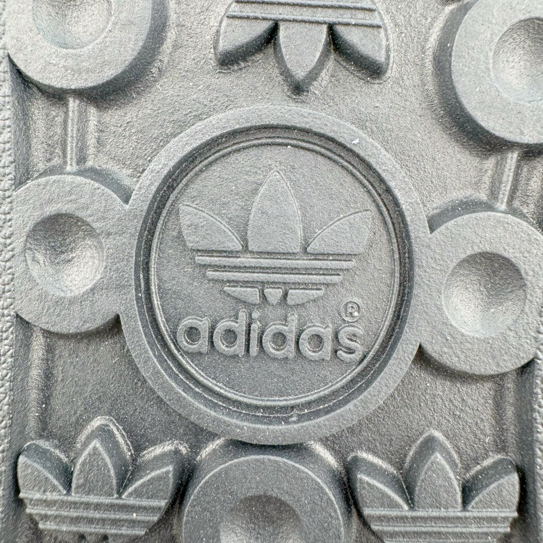 图片[17]-＃KZ神版 AD Original Gazelle Indoor Trainers 瞪羚室内鞋系列低帮复古百搭休闲运动德训风板鞋 IH9986 独家前帮工艺加持 全套原纸板楦头开发 每道工序同步公司流程 确保原汁原味 完美呈现原鞋版型 原厂高频磨具加持 精准内部资源对接 Logo字体百分百还原 原厂特供纳米纤维板 区别市面劣质纸板中底 原厂海玻璃鞋垫 中置乳胶足弓支撑垫 正确3/2横条宽版背胶 一比一鞋头弧度高度鞋身弧度 烫金亮度高频深浅同步原鞋 独家私模最大47.5 半透明橡胶大底 原厂定制长毛翻毛皮组合环保纤维革鞋面 原厂港宝加持定型后跟R度完美 原厂高频磨具加持 Logo字体 凹凸明显 轮廓分明 描漆定位精准 三道杠为尖角45°锯齿状 高频立体感很强 区别圆形锯齿 已最大程度还原公司 欢迎对比 将复古进行到底 简约流畅 三十年不变经典 这款Gazelle运动鞋 无论面料、配色、质感或设计 都只在重现其1991年原款的经典 皮革鞋面 撞色三条纹和鞋跟标的设计 力求呈现90年代的经典复古风潮 Samba火热的同时 也带动了其它的复古鞋型 Gazelle便是其中一只 Gazelle Indoor拥有包边更宽的T字型鞋头 更好的保护运动员的前掌 浓浓的复古氛围感 非常适合现在流行的Cleanfit风格 尺码：35.5 36 36.5 37 38 38.5 39 40 40.5 41 42 42.5 43 44-选品中心