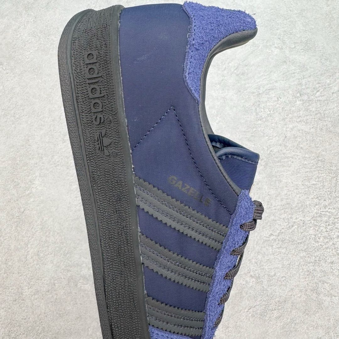 图片[6]-＃KZ神版 AD Original Gazelle Indoor Trainers 瞪羚室内鞋系列低帮复古百搭休闲运动德训风板鞋 IH9986 独家前帮工艺加持 全套原纸板楦头开发 每道工序同步公司流程 确保原汁原味 完美呈现原鞋版型 原厂高频磨具加持 精准内部资源对接 Logo字体百分百还原 原厂特供纳米纤维板 区别市面劣质纸板中底 原厂海玻璃鞋垫 中置乳胶足弓支撑垫 正确3/2横条宽版背胶 一比一鞋头弧度高度鞋身弧度 烫金亮度高频深浅同步原鞋 独家私模最大47.5 半透明橡胶大底 原厂定制长毛翻毛皮组合环保纤维革鞋面 原厂港宝加持定型后跟R度完美 原厂高频磨具加持 Logo字体 凹凸明显 轮廓分明 描漆定位精准 三道杠为尖角45°锯齿状 高频立体感很强 区别圆形锯齿 已最大程度还原公司 欢迎对比 将复古进行到底 简约流畅 三十年不变经典 这款Gazelle运动鞋 无论面料、配色、质感或设计 都只在重现其1991年原款的经典 皮革鞋面 撞色三条纹和鞋跟标的设计 力求呈现90年代的经典复古风潮 Samba火热的同时 也带动了其它的复古鞋型 Gazelle便是其中一只 Gazelle Indoor拥有包边更宽的T字型鞋头 更好的保护运动员的前掌 浓浓的复古氛围感 非常适合现在流行的Cleanfit风格 尺码：35.5 36 36.5 37 38 38.5 39 40 40.5 41 42 42.5 43 44-选品中心