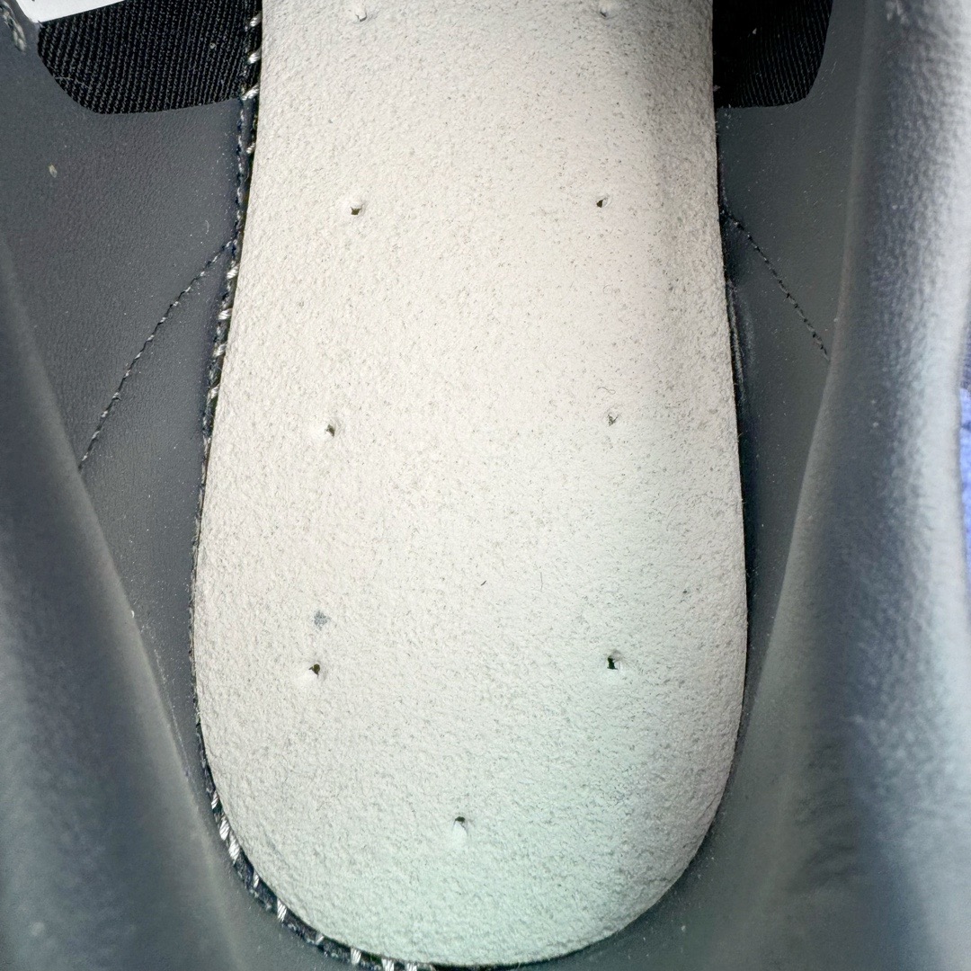 图片[21]-＃KZ神版 AD Original Gazelle Indoor Trainers 瞪羚室内鞋系列低帮复古百搭休闲运动德训风板鞋 IH9986 独家前帮工艺加持 全套原纸板楦头开发 每道工序同步公司流程 确保原汁原味 完美呈现原鞋版型 原厂高频磨具加持 精准内部资源对接 Logo字体百分百还原 原厂特供纳米纤维板 区别市面劣质纸板中底 原厂海玻璃鞋垫 中置乳胶足弓支撑垫 正确3/2横条宽版背胶 一比一鞋头弧度高度鞋身弧度 烫金亮度高频深浅同步原鞋 独家私模最大47.5 半透明橡胶大底 原厂定制长毛翻毛皮组合环保纤维革鞋面 原厂港宝加持定型后跟R度完美 原厂高频磨具加持 Logo字体 凹凸明显 轮廓分明 描漆定位精准 三道杠为尖角45°锯齿状 高频立体感很强 区别圆形锯齿 已最大程度还原公司 欢迎对比 将复古进行到底 简约流畅 三十年不变经典 这款Gazelle运动鞋 无论面料、配色、质感或设计 都只在重现其1991年原款的经典 皮革鞋面 撞色三条纹和鞋跟标的设计 力求呈现90年代的经典复古风潮 Samba火热的同时 也带动了其它的复古鞋型 Gazelle便是其中一只 Gazelle Indoor拥有包边更宽的T字型鞋头 更好的保护运动员的前掌 浓浓的复古氛围感 非常适合现在流行的Cleanfit风格 尺码：35.5 36 36.5 37 38 38.5 39 40 40.5 41 42 42.5 43 44-选品中心