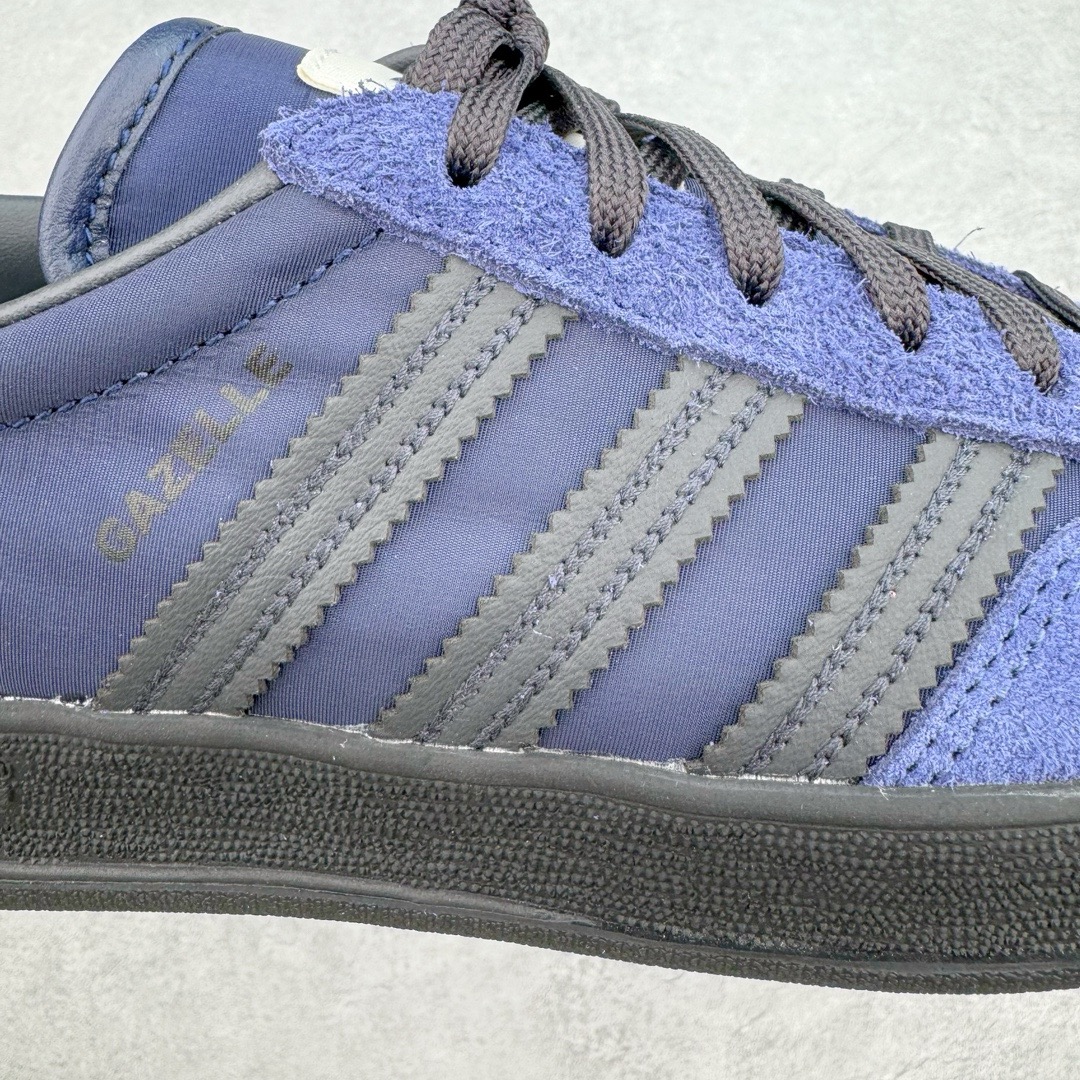 图片[14]-＃KZ神版 AD Original Gazelle Indoor Trainers 瞪羚室内鞋系列低帮复古百搭休闲运动德训风板鞋 IH9986 独家前帮工艺加持 全套原纸板楦头开发 每道工序同步公司流程 确保原汁原味 完美呈现原鞋版型 原厂高频磨具加持 精准内部资源对接 Logo字体百分百还原 原厂特供纳米纤维板 区别市面劣质纸板中底 原厂海玻璃鞋垫 中置乳胶足弓支撑垫 正确3/2横条宽版背胶 一比一鞋头弧度高度鞋身弧度 烫金亮度高频深浅同步原鞋 独家私模最大47.5 半透明橡胶大底 原厂定制长毛翻毛皮组合环保纤维革鞋面 原厂港宝加持定型后跟R度完美 原厂高频磨具加持 Logo字体 凹凸明显 轮廓分明 描漆定位精准 三道杠为尖角45°锯齿状 高频立体感很强 区别圆形锯齿 已最大程度还原公司 欢迎对比 将复古进行到底 简约流畅 三十年不变经典 这款Gazelle运动鞋 无论面料、配色、质感或设计 都只在重现其1991年原款的经典 皮革鞋面 撞色三条纹和鞋跟标的设计 力求呈现90年代的经典复古风潮 Samba火热的同时 也带动了其它的复古鞋型 Gazelle便是其中一只 Gazelle Indoor拥有包边更宽的T字型鞋头 更好的保护运动员的前掌 浓浓的复古氛围感 非常适合现在流行的Cleanfit风格 尺码：35.5 36 36.5 37 38 38.5 39 40 40.5 41 42 42.5 43 44-选品中心