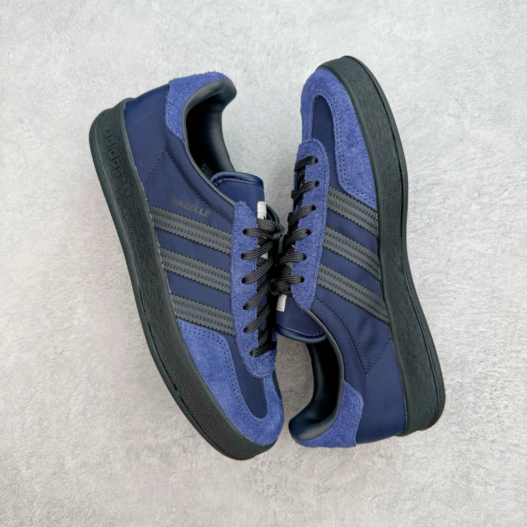 图片[3]-＃KZ神版 AD Original Gazelle Indoor Trainers 瞪羚室内鞋系列低帮复古百搭休闲运动德训风板鞋 IH9986 独家前帮工艺加持 全套原纸板楦头开发 每道工序同步公司流程 确保原汁原味 完美呈现原鞋版型 原厂高频磨具加持 精准内部资源对接 Logo字体百分百还原 原厂特供纳米纤维板 区别市面劣质纸板中底 原厂海玻璃鞋垫 中置乳胶足弓支撑垫 正确3/2横条宽版背胶 一比一鞋头弧度高度鞋身弧度 烫金亮度高频深浅同步原鞋 独家私模最大47.5 半透明橡胶大底 原厂定制长毛翻毛皮组合环保纤维革鞋面 原厂港宝加持定型后跟R度完美 原厂高频磨具加持 Logo字体 凹凸明显 轮廓分明 描漆定位精准 三道杠为尖角45°锯齿状 高频立体感很强 区别圆形锯齿 已最大程度还原公司 欢迎对比 将复古进行到底 简约流畅 三十年不变经典 这款Gazelle运动鞋 无论面料、配色、质感或设计 都只在重现其1991年原款的经典 皮革鞋面 撞色三条纹和鞋跟标的设计 力求呈现90年代的经典复古风潮 Samba火热的同时 也带动了其它的复古鞋型 Gazelle便是其中一只 Gazelle Indoor拥有包边更宽的T字型鞋头 更好的保护运动员的前掌 浓浓的复古氛围感 非常适合现在流行的Cleanfit风格 尺码：35.5 36 36.5 37 38 38.5 39 40 40.5 41 42 42.5 43 44-选品中心