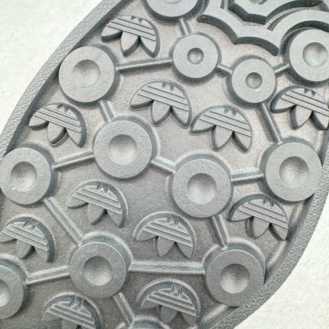 图片[16]-＃KZ神版 AD Original Gazelle Indoor Trainers 瞪羚室内鞋系列低帮复古百搭休闲运动德训风板鞋 IH9986 独家前帮工艺加持 全套原纸板楦头开发 每道工序同步公司流程 确保原汁原味 完美呈现原鞋版型 原厂高频磨具加持 精准内部资源对接 Logo字体百分百还原 原厂特供纳米纤维板 区别市面劣质纸板中底 原厂海玻璃鞋垫 中置乳胶足弓支撑垫 正确3/2横条宽版背胶 一比一鞋头弧度高度鞋身弧度 烫金亮度高频深浅同步原鞋 独家私模最大47.5 半透明橡胶大底 原厂定制长毛翻毛皮组合环保纤维革鞋面 原厂港宝加持定型后跟R度完美 原厂高频磨具加持 Logo字体 凹凸明显 轮廓分明 描漆定位精准 三道杠为尖角45°锯齿状 高频立体感很强 区别圆形锯齿 已最大程度还原公司 欢迎对比 将复古进行到底 简约流畅 三十年不变经典 这款Gazelle运动鞋 无论面料、配色、质感或设计 都只在重现其1991年原款的经典 皮革鞋面 撞色三条纹和鞋跟标的设计 力求呈现90年代的经典复古风潮 Samba火热的同时 也带动了其它的复古鞋型 Gazelle便是其中一只 Gazelle Indoor拥有包边更宽的T字型鞋头 更好的保护运动员的前掌 浓浓的复古氛围感 非常适合现在流行的Cleanfit风格 尺码：35.5 36 36.5 37 38 38.5 39 40 40.5 41 42 42.5 43 44-选品中心