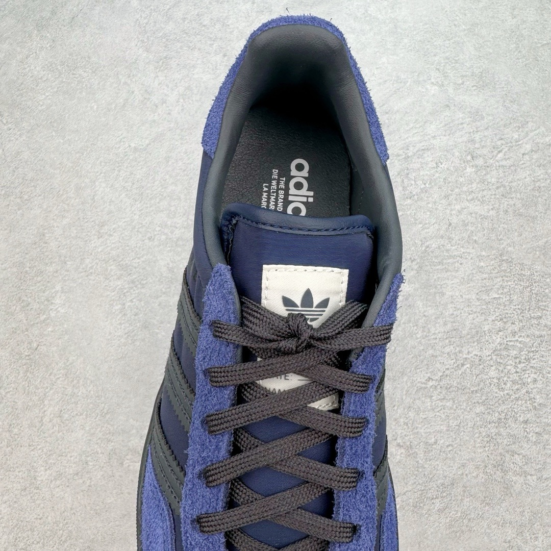 图片[5]-＃KZ神版 AD Original Gazelle Indoor Trainers 瞪羚室内鞋系列低帮复古百搭休闲运动德训风板鞋 IH9986 独家前帮工艺加持 全套原纸板楦头开发 每道工序同步公司流程 确保原汁原味 完美呈现原鞋版型 原厂高频磨具加持 精准内部资源对接 Logo字体百分百还原 原厂特供纳米纤维板 区别市面劣质纸板中底 原厂海玻璃鞋垫 中置乳胶足弓支撑垫 正确3/2横条宽版背胶 一比一鞋头弧度高度鞋身弧度 烫金亮度高频深浅同步原鞋 独家私模最大47.5 半透明橡胶大底 原厂定制长毛翻毛皮组合环保纤维革鞋面 原厂港宝加持定型后跟R度完美 原厂高频磨具加持 Logo字体 凹凸明显 轮廓分明 描漆定位精准 三道杠为尖角45°锯齿状 高频立体感很强 区别圆形锯齿 已最大程度还原公司 欢迎对比 将复古进行到底 简约流畅 三十年不变经典 这款Gazelle运动鞋 无论面料、配色、质感或设计 都只在重现其1991年原款的经典 皮革鞋面 撞色三条纹和鞋跟标的设计 力求呈现90年代的经典复古风潮 Samba火热的同时 也带动了其它的复古鞋型 Gazelle便是其中一只 Gazelle Indoor拥有包边更宽的T字型鞋头 更好的保护运动员的前掌 浓浓的复古氛围感 非常适合现在流行的Cleanfit风格 尺码：35.5 36 36.5 37 38 38.5 39 40 40.5 41 42 42.5 43 44-选品中心