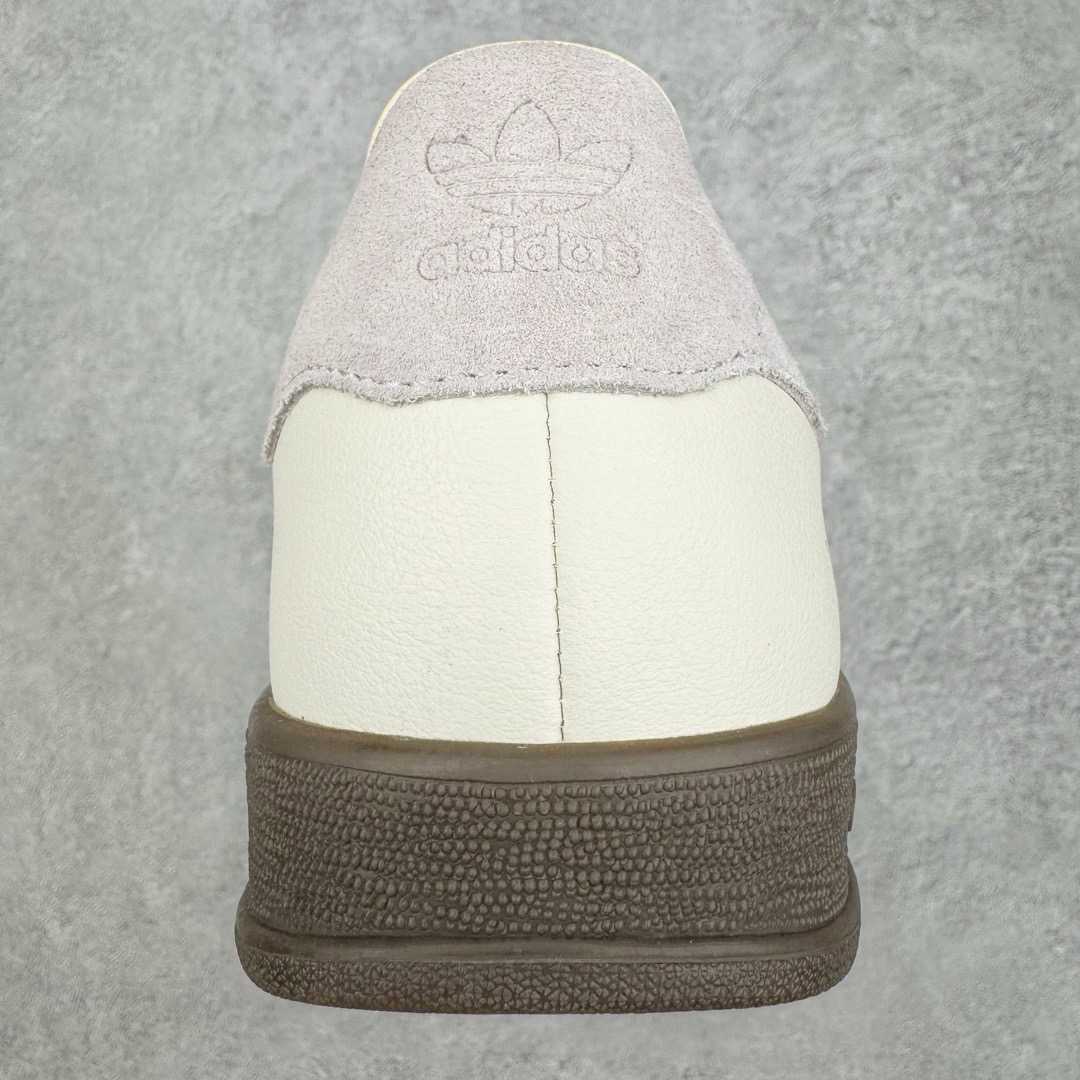 图片[8]-＃KZ神版 AD Original Gazelle Indoor Trainers 瞪羚室内鞋系列低帮复古百搭休闲运动德训风板鞋 IH8548 独家前帮工艺加持 全套原纸板楦头开发 每道工序同步公司流程 确保原汁原味 完美呈现原鞋版型 原厂高频磨具加持 精准内部资源对接 Logo字体百分百还原 原厂特供纳米纤维板 区别市面劣质纸板中底 原厂海玻璃鞋垫 中置乳胶足弓支撑垫 正确3/2横条宽版背胶 一比一鞋头弧度高度鞋身弧度 烫金亮度高频深浅同步原鞋 独家私模最大47.5 半透明橡胶大底 原厂定制长毛翻毛皮组合环保纤维革鞋面 原厂港宝加持定型后跟R度完美 原厂高频磨具加持 Logo字体 凹凸明显 轮廓分明 描漆定位精准 三道杠为尖角45°锯齿状 高频立体感很强 区别圆形锯齿 已最大程度还原公司 欢迎对比 将复古进行到底 简约流畅 三十年不变经典 这款Gazelle运动鞋 无论面料、配色、质感或设计 都只在重现其1991年原款的经典 皮革鞋面 撞色三条纹和鞋跟标的设计 力求呈现90年代的经典复古风潮 Samba火热的同时 也带动了其它的复古鞋型 Gazelle便是其中一只 Gazelle Indoor拥有包边更宽的T字型鞋头 更好的保护运动员的前掌 浓浓的复古氛围感 非常适合现在流行的Cleanfit风格 尺码：35.5 36 36.5 37 38 38.5 39 40 40.5 41 42 42.5 43 44-选品中心