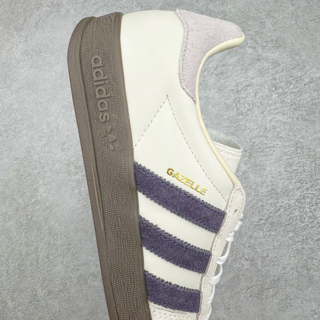 图片[6]-＃KZ神版 AD Original Gazelle Indoor Trainers 瞪羚室内鞋系列低帮复古百搭休闲运动德训风板鞋 IH8548 独家前帮工艺加持 全套原纸板楦头开发 每道工序同步公司流程 确保原汁原味 完美呈现原鞋版型 原厂高频磨具加持 精准内部资源对接 Logo字体百分百还原 原厂特供纳米纤维板 区别市面劣质纸板中底 原厂海玻璃鞋垫 中置乳胶足弓支撑垫 正确3/2横条宽版背胶 一比一鞋头弧度高度鞋身弧度 烫金亮度高频深浅同步原鞋 独家私模最大47.5 半透明橡胶大底 原厂定制长毛翻毛皮组合环保纤维革鞋面 原厂港宝加持定型后跟R度完美 原厂高频磨具加持 Logo字体 凹凸明显 轮廓分明 描漆定位精准 三道杠为尖角45°锯齿状 高频立体感很强 区别圆形锯齿 已最大程度还原公司 欢迎对比 将复古进行到底 简约流畅 三十年不变经典 这款Gazelle运动鞋 无论面料、配色、质感或设计 都只在重现其1991年原款的经典 皮革鞋面 撞色三条纹和鞋跟标的设计 力求呈现90年代的经典复古风潮 Samba火热的同时 也带动了其它的复古鞋型 Gazelle便是其中一只 Gazelle Indoor拥有包边更宽的T字型鞋头 更好的保护运动员的前掌 浓浓的复古氛围感 非常适合现在流行的Cleanfit风格 尺码：35.5 36 36.5 37 38 38.5 39 40 40.5 41 42 42.5 43 44-选品中心