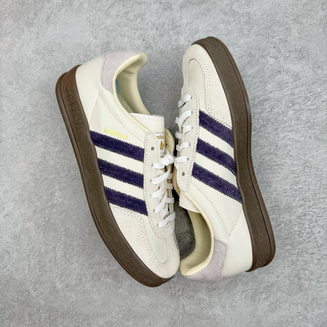 图片[3]-＃KZ神版 AD Original Gazelle Indoor Trainers 瞪羚室内鞋系列低帮复古百搭休闲运动德训风板鞋 IH8548 独家前帮工艺加持 全套原纸板楦头开发 每道工序同步公司流程 确保原汁原味 完美呈现原鞋版型 原厂高频磨具加持 精准内部资源对接 Logo字体百分百还原 原厂特供纳米纤维板 区别市面劣质纸板中底 原厂海玻璃鞋垫 中置乳胶足弓支撑垫 正确3/2横条宽版背胶 一比一鞋头弧度高度鞋身弧度 烫金亮度高频深浅同步原鞋 独家私模最大47.5 半透明橡胶大底 原厂定制长毛翻毛皮组合环保纤维革鞋面 原厂港宝加持定型后跟R度完美 原厂高频磨具加持 Logo字体 凹凸明显 轮廓分明 描漆定位精准 三道杠为尖角45°锯齿状 高频立体感很强 区别圆形锯齿 已最大程度还原公司 欢迎对比 将复古进行到底 简约流畅 三十年不变经典 这款Gazelle运动鞋 无论面料、配色、质感或设计 都只在重现其1991年原款的经典 皮革鞋面 撞色三条纹和鞋跟标的设计 力求呈现90年代的经典复古风潮 Samba火热的同时 也带动了其它的复古鞋型 Gazelle便是其中一只 Gazelle Indoor拥有包边更宽的T字型鞋头 更好的保护运动员的前掌 浓浓的复古氛围感 非常适合现在流行的Cleanfit风格 尺码：35.5 36 36.5 37 38 38.5 39 40 40.5 41 42 42.5 43 44-选品中心