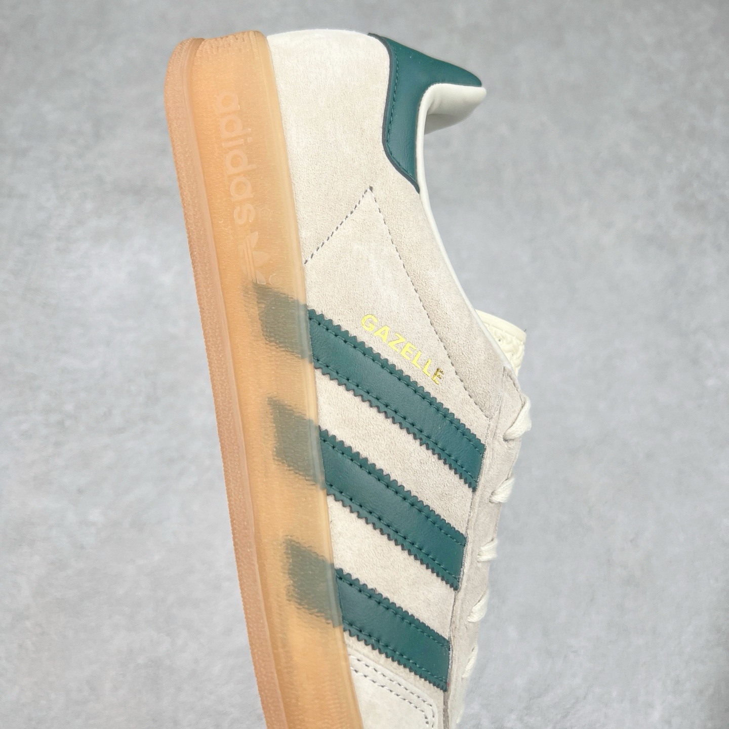图片[6]-＃KZ神版 AD Original Gazelle Indoor Trainers 瞪羚室内鞋系列低帮复古百搭休闲运动德训风板鞋 IH7502 独家前帮工艺加持 全套原纸板楦头开发 每道工序同步公司流程 确保原汁原味 完美呈现原鞋版型 原厂高频磨具加持 精准内部资源对接 Logo字体百分百还原 原厂特供纳米纤维板 区别市面劣质纸板中底 原厂海玻璃鞋垫 中置乳胶足弓支撑垫 正确3/2横条宽版背胶 一比一鞋头弧度高度鞋身弧度 烫金亮度高频深浅同步原鞋 独家私模最大47.5 半透明橡胶大底 原厂定制长毛翻毛皮组合环保纤维革鞋面 原厂港宝加持定型后跟R度完美 原厂高频磨具加持 Logo字体 凹凸明显 轮廓分明 描漆定位精准 三道杠为尖角45°锯齿状 高频立体感很强 区别圆形锯齿 已最大程度还原公司 欢迎对比 将复古进行到底 简约流畅 三十年不变经典 这款Gazelle运动鞋 无论面料、配色、质感或设计 都只在重现其1991年原款的经典 皮革鞋面 撞色三条纹和鞋跟标的设计 力求呈现90年代的经典复古风潮 Samba火热的同时 也带动了其它的复古鞋型 Gazelle便是其中一只 Gazelle Indoor拥有包边更宽的T字型鞋头 更好的保护运动员的前掌 浓浓的复古氛围感 非常适合现在流行的Cleanfit风格 尺码：35.5 36 36.5 37 38 38.5 39 40 40.5 41 42 42.5 43 44-选品中心