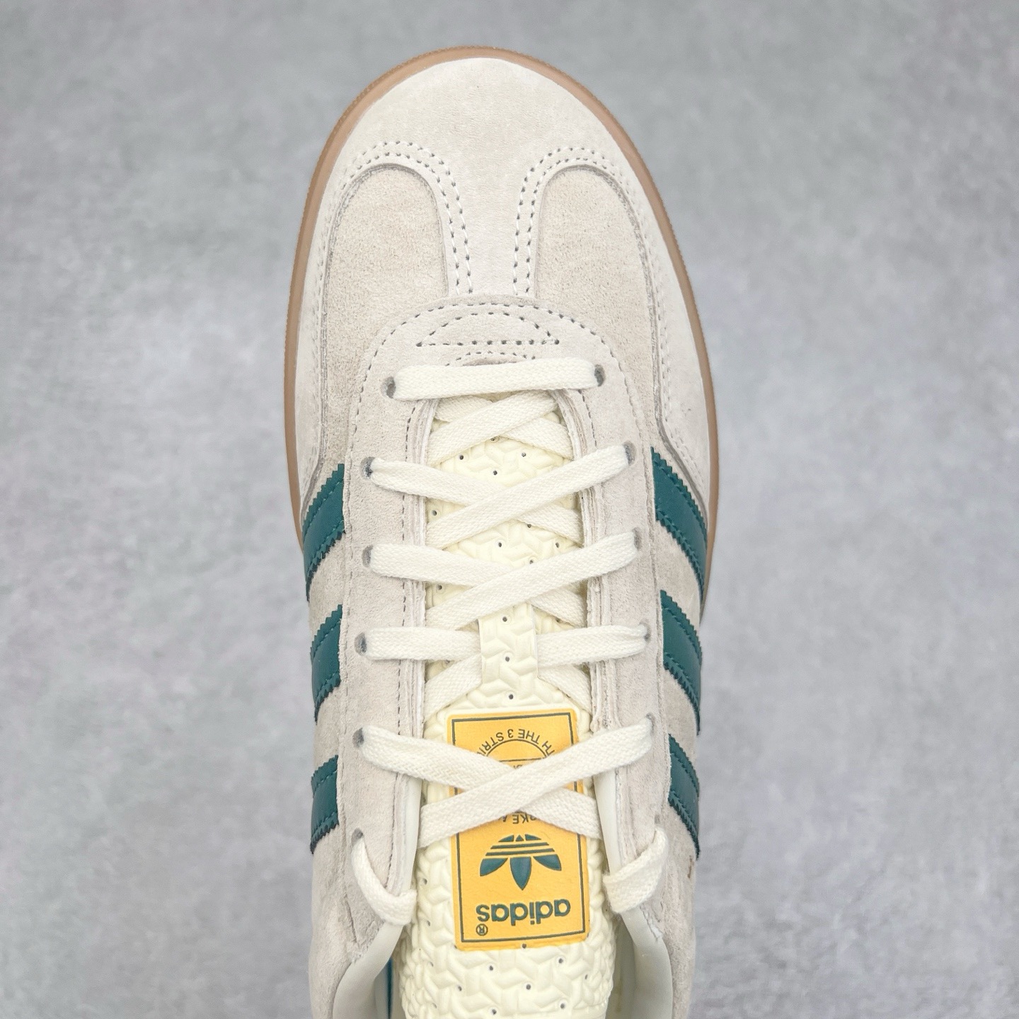 图片[4]-＃KZ神版 AD Original Gazelle Indoor Trainers 瞪羚室内鞋系列低帮复古百搭休闲运动德训风板鞋 IH7502 独家前帮工艺加持 全套原纸板楦头开发 每道工序同步公司流程 确保原汁原味 完美呈现原鞋版型 原厂高频磨具加持 精准内部资源对接 Logo字体百分百还原 原厂特供纳米纤维板 区别市面劣质纸板中底 原厂海玻璃鞋垫 中置乳胶足弓支撑垫 正确3/2横条宽版背胶 一比一鞋头弧度高度鞋身弧度 烫金亮度高频深浅同步原鞋 独家私模最大47.5 半透明橡胶大底 原厂定制长毛翻毛皮组合环保纤维革鞋面 原厂港宝加持定型后跟R度完美 原厂高频磨具加持 Logo字体 凹凸明显 轮廓分明 描漆定位精准 三道杠为尖角45°锯齿状 高频立体感很强 区别圆形锯齿 已最大程度还原公司 欢迎对比 将复古进行到底 简约流畅 三十年不变经典 这款Gazelle运动鞋 无论面料、配色、质感或设计 都只在重现其1991年原款的经典 皮革鞋面 撞色三条纹和鞋跟标的设计 力求呈现90年代的经典复古风潮 Samba火热的同时 也带动了其它的复古鞋型 Gazelle便是其中一只 Gazelle Indoor拥有包边更宽的T字型鞋头 更好的保护运动员的前掌 浓浓的复古氛围感 非常适合现在流行的Cleanfit风格 尺码：35.5 36 36.5 37 38 38.5 39 40 40.5 41 42 42.5 43 44-选品中心