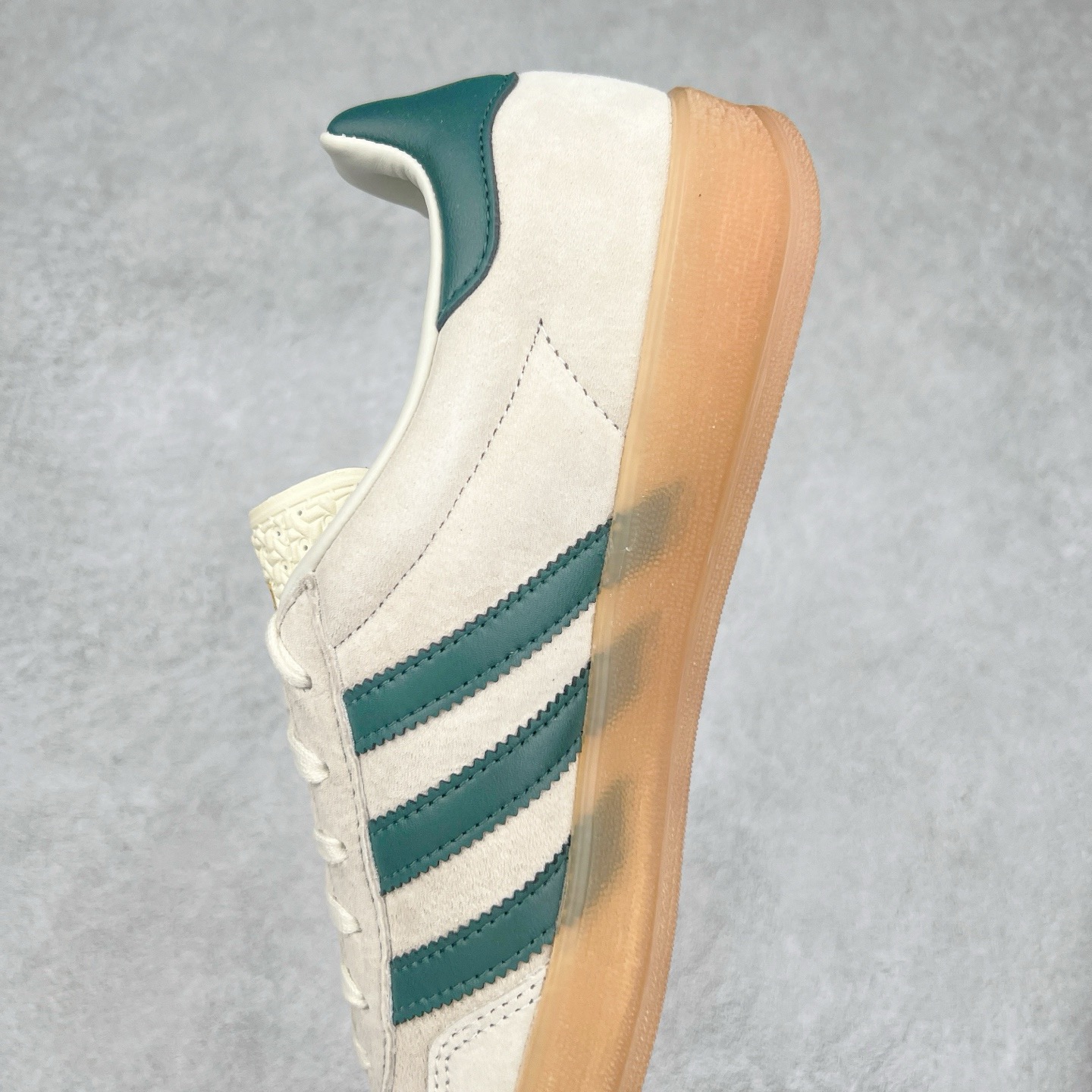图片[7]-＃KZ神版 AD Original Gazelle Indoor Trainers 瞪羚室内鞋系列低帮复古百搭休闲运动德训风板鞋 IH7502 独家前帮工艺加持 全套原纸板楦头开发 每道工序同步公司流程 确保原汁原味 完美呈现原鞋版型 原厂高频磨具加持 精准内部资源对接 Logo字体百分百还原 原厂特供纳米纤维板 区别市面劣质纸板中底 原厂海玻璃鞋垫 中置乳胶足弓支撑垫 正确3/2横条宽版背胶 一比一鞋头弧度高度鞋身弧度 烫金亮度高频深浅同步原鞋 独家私模最大47.5 半透明橡胶大底 原厂定制长毛翻毛皮组合环保纤维革鞋面 原厂港宝加持定型后跟R度完美 原厂高频磨具加持 Logo字体 凹凸明显 轮廓分明 描漆定位精准 三道杠为尖角45°锯齿状 高频立体感很强 区别圆形锯齿 已最大程度还原公司 欢迎对比 将复古进行到底 简约流畅 三十年不变经典 这款Gazelle运动鞋 无论面料、配色、质感或设计 都只在重现其1991年原款的经典 皮革鞋面 撞色三条纹和鞋跟标的设计 力求呈现90年代的经典复古风潮 Samba火热的同时 也带动了其它的复古鞋型 Gazelle便是其中一只 Gazelle Indoor拥有包边更宽的T字型鞋头 更好的保护运动员的前掌 浓浓的复古氛围感 非常适合现在流行的Cleanfit风格 尺码：35.5 36 36.5 37 38 38.5 39 40 40.5 41 42 42.5 43 44-选品中心