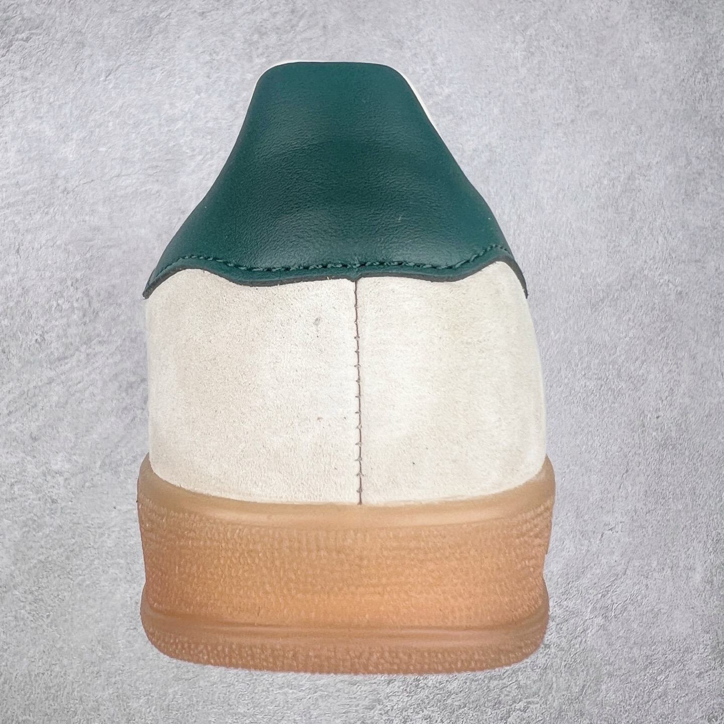 图片[8]-＃KZ神版 AD Original Gazelle Indoor Trainers 瞪羚室内鞋系列低帮复古百搭休闲运动德训风板鞋 IH7502 独家前帮工艺加持 全套原纸板楦头开发 每道工序同步公司流程 确保原汁原味 完美呈现原鞋版型 原厂高频磨具加持 精准内部资源对接 Logo字体百分百还原 原厂特供纳米纤维板 区别市面劣质纸板中底 原厂海玻璃鞋垫 中置乳胶足弓支撑垫 正确3/2横条宽版背胶 一比一鞋头弧度高度鞋身弧度 烫金亮度高频深浅同步原鞋 独家私模最大47.5 半透明橡胶大底 原厂定制长毛翻毛皮组合环保纤维革鞋面 原厂港宝加持定型后跟R度完美 原厂高频磨具加持 Logo字体 凹凸明显 轮廓分明 描漆定位精准 三道杠为尖角45°锯齿状 高频立体感很强 区别圆形锯齿 已最大程度还原公司 欢迎对比 将复古进行到底 简约流畅 三十年不变经典 这款Gazelle运动鞋 无论面料、配色、质感或设计 都只在重现其1991年原款的经典 皮革鞋面 撞色三条纹和鞋跟标的设计 力求呈现90年代的经典复古风潮 Samba火热的同时 也带动了其它的复古鞋型 Gazelle便是其中一只 Gazelle Indoor拥有包边更宽的T字型鞋头 更好的保护运动员的前掌 浓浓的复古氛围感 非常适合现在流行的Cleanfit风格 尺码：35.5 36 36.5 37 38 38.5 39 40 40.5 41 42 42.5 43 44-选品中心