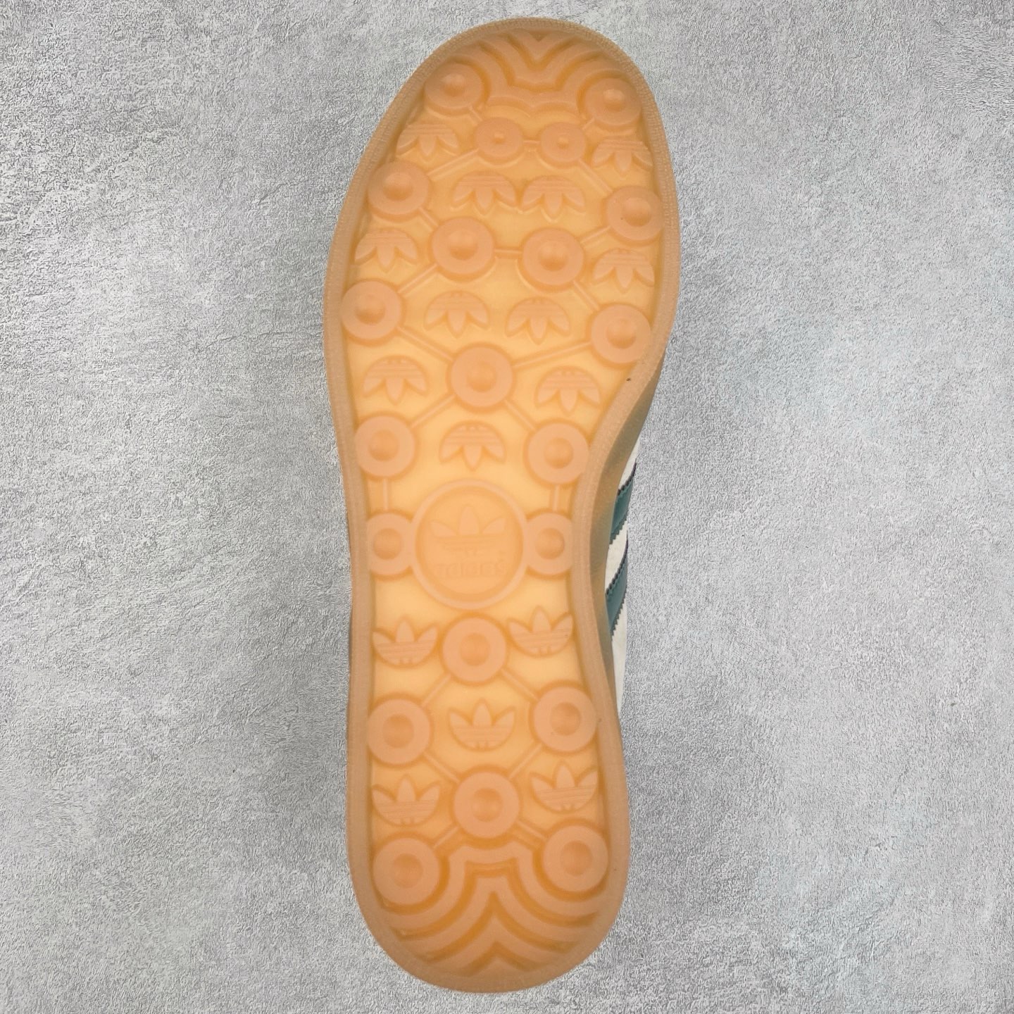 图片[9]-＃KZ神版 AD Original Gazelle Indoor Trainers 瞪羚室内鞋系列低帮复古百搭休闲运动德训风板鞋 IH7502 独家前帮工艺加持 全套原纸板楦头开发 每道工序同步公司流程 确保原汁原味 完美呈现原鞋版型 原厂高频磨具加持 精准内部资源对接 Logo字体百分百还原 原厂特供纳米纤维板 区别市面劣质纸板中底 原厂海玻璃鞋垫 中置乳胶足弓支撑垫 正确3/2横条宽版背胶 一比一鞋头弧度高度鞋身弧度 烫金亮度高频深浅同步原鞋 独家私模最大47.5 半透明橡胶大底 原厂定制长毛翻毛皮组合环保纤维革鞋面 原厂港宝加持定型后跟R度完美 原厂高频磨具加持 Logo字体 凹凸明显 轮廓分明 描漆定位精准 三道杠为尖角45°锯齿状 高频立体感很强 区别圆形锯齿 已最大程度还原公司 欢迎对比 将复古进行到底 简约流畅 三十年不变经典 这款Gazelle运动鞋 无论面料、配色、质感或设计 都只在重现其1991年原款的经典 皮革鞋面 撞色三条纹和鞋跟标的设计 力求呈现90年代的经典复古风潮 Samba火热的同时 也带动了其它的复古鞋型 Gazelle便是其中一只 Gazelle Indoor拥有包边更宽的T字型鞋头 更好的保护运动员的前掌 浓浓的复古氛围感 非常适合现在流行的Cleanfit风格 尺码：35.5 36 36.5 37 38 38.5 39 40 40.5 41 42 42.5 43 44-选品中心