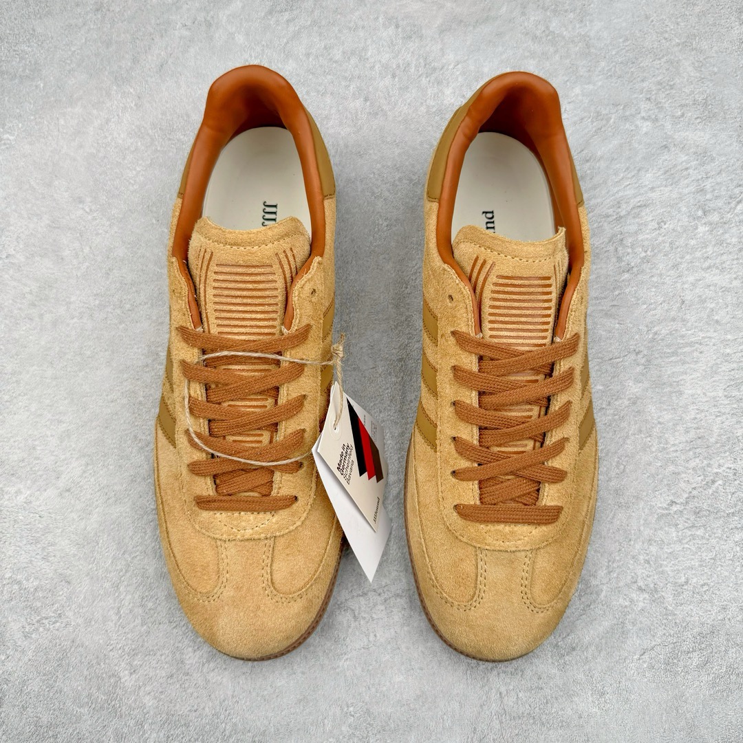 图片[2]-＃KZ神版 JJJJound x AD Originals Samba Classic 桑巴舞系列绅士德训足球风百搭低帮休闲运动板鞋 联名小麦色 ID8709 全套原厂纸板冲刀加持 独家原档案私模RB橡胶大底 含胶量硬度原鞋一致 正确拉帮鞋垫背胶 原厂标裁支持鉴定 高密度丽新布中底 内置环保海玻璃鞋垫 全鞋电脑针车零偏差 产品品控稳定性领先行业 原厂港宝加持定型后跟R度完美 近两年JJJJound这个名字在鞋圈迅速蹿红，关键是跟它联名的球鞋就没有好抢的。无论是 New Balance、ASICS 还是 Salomon，起步就是市价翻倍。最近，JJJJound x Originals联名鞋的登场日期终于确定。分别以黑色、小麦色为主调，除了配色以外，两双鞋的质感也有很大不同。作为合作企划里的金字招牌，JJJJound 善于利用自己的极简美学挖掘品牌的全新风貌，本次 JJJJound 携手 Originals 选用大热鞋款 Samba 为蓝本，将鞋款的街头气质无痕转变为「静奢风」。鞋款肉眼可见的被赋予了难得的质感，黑白两色都采用了黄色优质皮革内衬以呼应生胶大底，取消了鞋舌的 Logo 转而采用压纹处理使得鞋款整体氛围更加静谧、奢华。同时为了彰显本次合作鞋款的身份，双方合作标识和 JJJJound Logo 被分别印在鞋口内侧和鞋垫上。尺码：35.5 36 36.5 37.5 38 38.5 39 40 40.5 41 42 42.5 43 44 44.5 45-选品中心