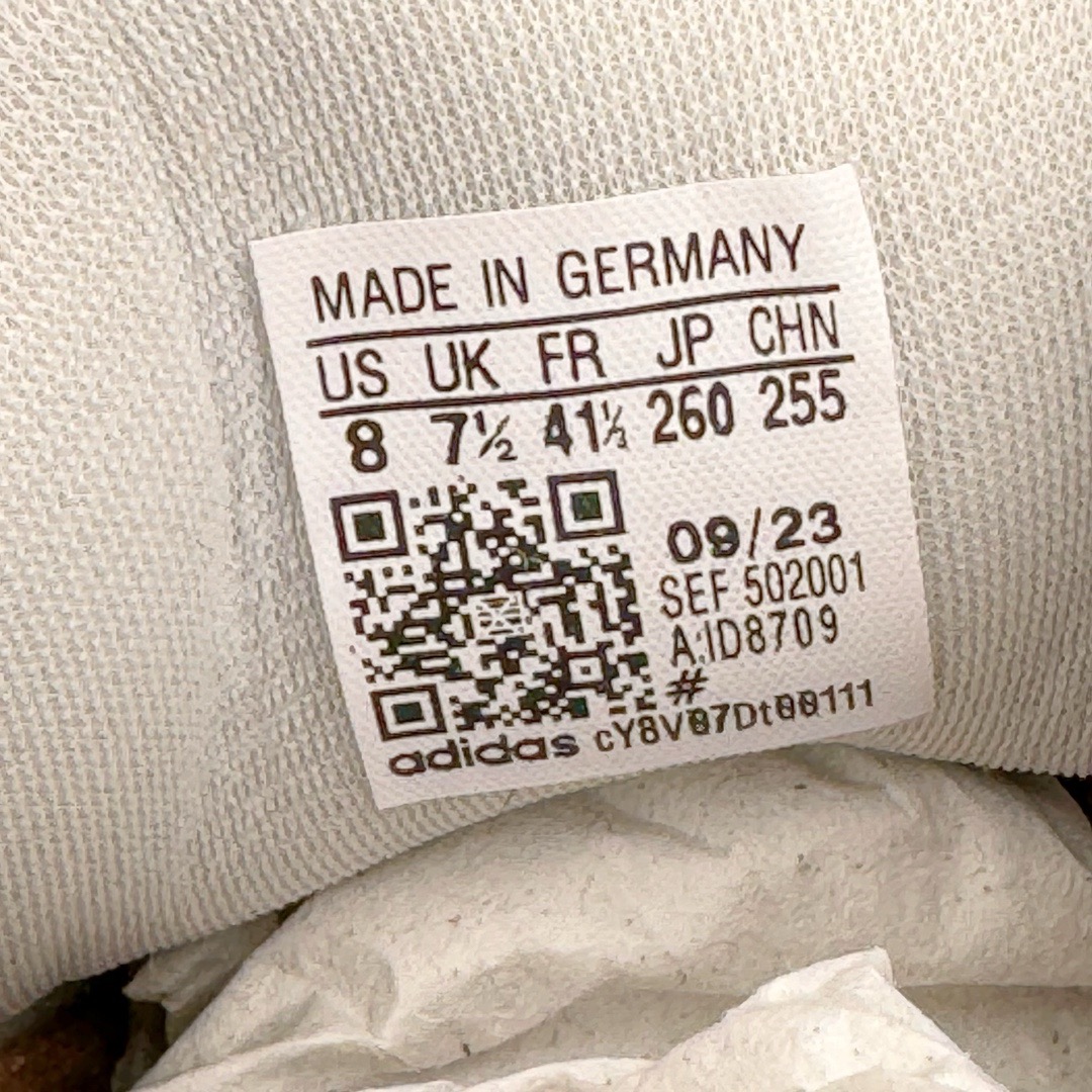 图片[13]-＃KZ神版 JJJJound x AD Originals Samba Classic 桑巴舞系列绅士德训足球风百搭低帮休闲运动板鞋 联名小麦色 ID8709 全套原厂纸板冲刀加持 独家原档案私模RB橡胶大底 含胶量硬度原鞋一致 正确拉帮鞋垫背胶 原厂标裁支持鉴定 高密度丽新布中底 内置环保海玻璃鞋垫 全鞋电脑针车零偏差 产品品控稳定性领先行业 原厂港宝加持定型后跟R度完美 近两年JJJJound这个名字在鞋圈迅速蹿红，关键是跟它联名的球鞋就没有好抢的。无论是 New Balance、ASICS 还是 Salomon，起步就是市价翻倍。最近，JJJJound x Originals联名鞋的登场日期终于确定。分别以黑色、小麦色为主调，除了配色以外，两双鞋的质感也有很大不同。作为合作企划里的金字招牌，JJJJound 善于利用自己的极简美学挖掘品牌的全新风貌，本次 JJJJound 携手 Originals 选用大热鞋款 Samba 为蓝本，将鞋款的街头气质无痕转变为「静奢风」。鞋款肉眼可见的被赋予了难得的质感，黑白两色都采用了黄色优质皮革内衬以呼应生胶大底，取消了鞋舌的 Logo 转而采用压纹处理使得鞋款整体氛围更加静谧、奢华。同时为了彰显本次合作鞋款的身份，双方合作标识和 JJJJound Logo 被分别印在鞋口内侧和鞋垫上。尺码：35.5 36 36.5 37.5 38 38.5 39 40 40.5 41 42 42.5 43 44 44.5 45-选品中心