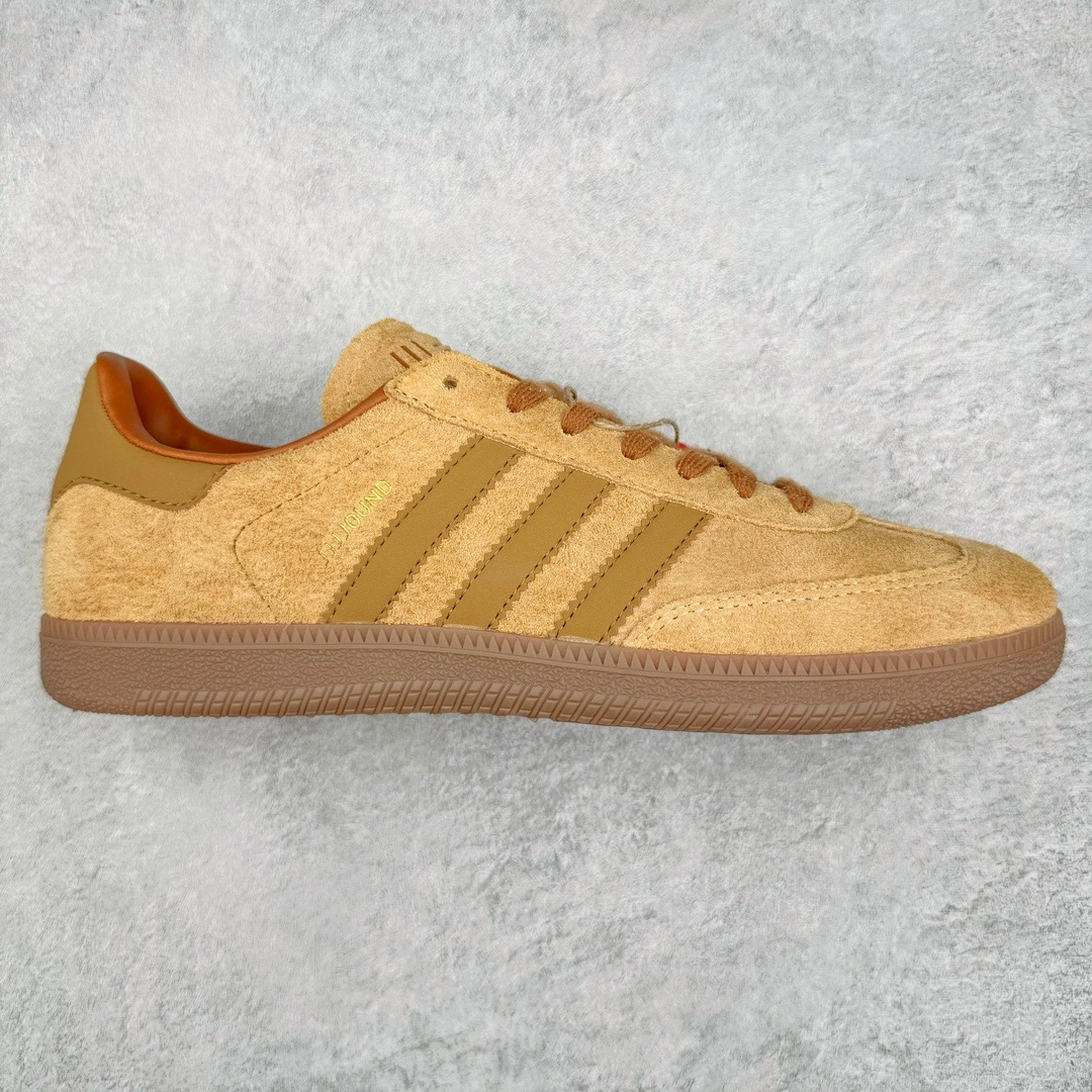 ＃KZ神版 JJJJound x AD Originals Samba Classic 桑巴舞系列绅士德训足球风百搭低帮休闲运动板鞋 联名小麦色 ID8709 全套原厂纸板冲刀加持 独家原档案私模RB橡胶大底 含胶量硬度原鞋一致 正确拉帮鞋垫背胶 原厂标裁支持鉴定 高密度丽新布中底 内置环保海玻璃鞋垫 全鞋电脑针车零偏差 产品品控稳定性领先行业 原厂港宝加持定型后跟R度完美 近两年JJJJound这个名字在鞋圈迅速蹿红，关键是跟它联名的球鞋就没有好抢的。无论是 New Balance、ASICS 还是 Salomon，起步就是市价翻倍。最近，JJJJound x Originals联名鞋的登场日期终于确定。分别以黑色、小麦色为主调，除了配色以外，两双鞋的质感也有很大不同。作为合作企划里的金字招牌，JJJJound 善于利用自己的极简美学挖掘品牌的全新风貌，本次 JJJJound 携手 Originals 选用大热鞋款 Samba 为蓝本，将鞋款的街头气质无痕转变为「静奢风」。鞋款肉眼可见的被赋予了难得的质感，黑白两色都采用了黄色优质皮革内衬以呼应生胶大底，取消了鞋舌的 Logo 转而采用压纹处理使得鞋款整体氛围更加静谧、奢华。同时为了彰显本次合作鞋款的身份，双方合作标识和 JJJJound Logo 被分别印在鞋口内侧和鞋垫上。尺码：35.5 36 36.5 37.5 38 38.5 39 40 40.5 41 42 42.5 43 44 44.5 45-选品中心
