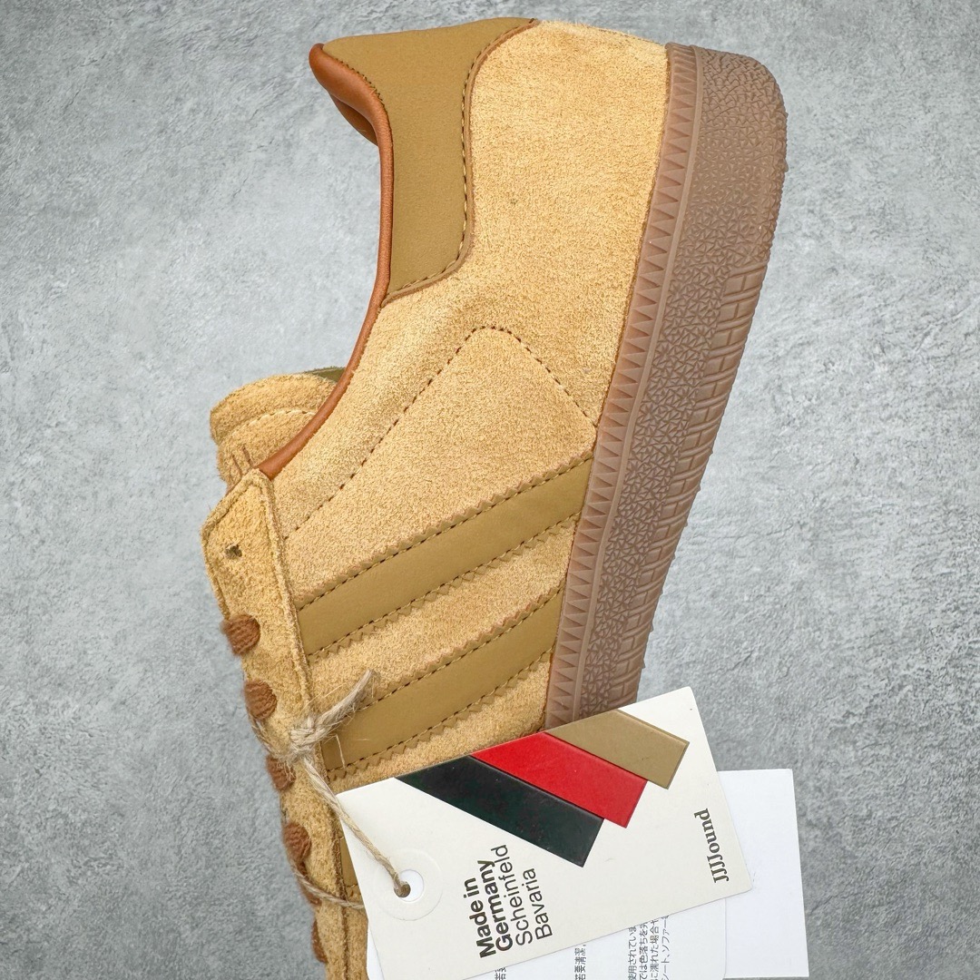 图片[7]-＃KZ神版 JJJJound x AD Originals Samba Classic 桑巴舞系列绅士德训足球风百搭低帮休闲运动板鞋 联名小麦色 ID8709 全套原厂纸板冲刀加持 独家原档案私模RB橡胶大底 含胶量硬度原鞋一致 正确拉帮鞋垫背胶 原厂标裁支持鉴定 高密度丽新布中底 内置环保海玻璃鞋垫 全鞋电脑针车零偏差 产品品控稳定性领先行业 原厂港宝加持定型后跟R度完美 近两年JJJJound这个名字在鞋圈迅速蹿红，关键是跟它联名的球鞋就没有好抢的。无论是 New Balance、ASICS 还是 Salomon，起步就是市价翻倍。最近，JJJJound x Originals联名鞋的登场日期终于确定。分别以黑色、小麦色为主调，除了配色以外，两双鞋的质感也有很大不同。作为合作企划里的金字招牌，JJJJound 善于利用自己的极简美学挖掘品牌的全新风貌，本次 JJJJound 携手 Originals 选用大热鞋款 Samba 为蓝本，将鞋款的街头气质无痕转变为「静奢风」。鞋款肉眼可见的被赋予了难得的质感，黑白两色都采用了黄色优质皮革内衬以呼应生胶大底，取消了鞋舌的 Logo 转而采用压纹处理使得鞋款整体氛围更加静谧、奢华。同时为了彰显本次合作鞋款的身份，双方合作标识和 JJJJound Logo 被分别印在鞋口内侧和鞋垫上。尺码：35.5 36 36.5 37.5 38 38.5 39 40 40.5 41 42 42.5 43 44 44.5 45-选品中心