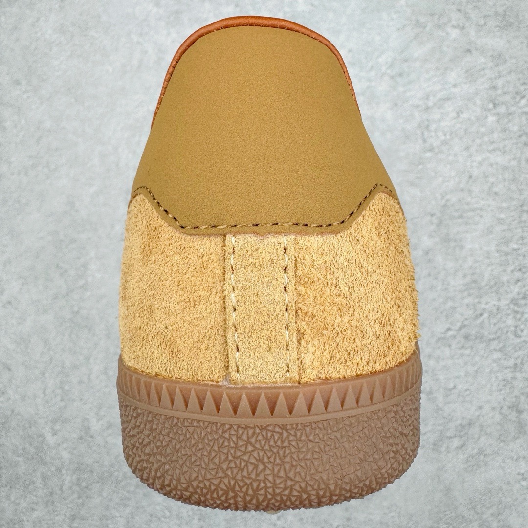 图片[8]-＃KZ神版 JJJJound x AD Originals Samba Classic 桑巴舞系列绅士德训足球风百搭低帮休闲运动板鞋 联名小麦色 ID8709 全套原厂纸板冲刀加持 独家原档案私模RB橡胶大底 含胶量硬度原鞋一致 正确拉帮鞋垫背胶 原厂标裁支持鉴定 高密度丽新布中底 内置环保海玻璃鞋垫 全鞋电脑针车零偏差 产品品控稳定性领先行业 原厂港宝加持定型后跟R度完美 近两年JJJJound这个名字在鞋圈迅速蹿红，关键是跟它联名的球鞋就没有好抢的。无论是 New Balance、ASICS 还是 Salomon，起步就是市价翻倍。最近，JJJJound x Originals联名鞋的登场日期终于确定。分别以黑色、小麦色为主调，除了配色以外，两双鞋的质感也有很大不同。作为合作企划里的金字招牌，JJJJound 善于利用自己的极简美学挖掘品牌的全新风貌，本次 JJJJound 携手 Originals 选用大热鞋款 Samba 为蓝本，将鞋款的街头气质无痕转变为「静奢风」。鞋款肉眼可见的被赋予了难得的质感，黑白两色都采用了黄色优质皮革内衬以呼应生胶大底，取消了鞋舌的 Logo 转而采用压纹处理使得鞋款整体氛围更加静谧、奢华。同时为了彰显本次合作鞋款的身份，双方合作标识和 JJJJound Logo 被分别印在鞋口内侧和鞋垫上。尺码：35.5 36 36.5 37.5 38 38.5 39 40 40.5 41 42 42.5 43 44 44.5 45-选品中心