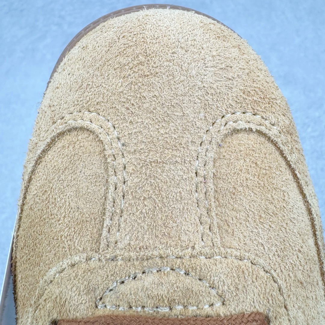 图片[14]-＃KZ神版 JJJJound x AD Originals Samba Classic 桑巴舞系列绅士德训足球风百搭低帮休闲运动板鞋 联名小麦色 ID8709 全套原厂纸板冲刀加持 独家原档案私模RB橡胶大底 含胶量硬度原鞋一致 正确拉帮鞋垫背胶 原厂标裁支持鉴定 高密度丽新布中底 内置环保海玻璃鞋垫 全鞋电脑针车零偏差 产品品控稳定性领先行业 原厂港宝加持定型后跟R度完美 近两年JJJJound这个名字在鞋圈迅速蹿红，关键是跟它联名的球鞋就没有好抢的。无论是 New Balance、ASICS 还是 Salomon，起步就是市价翻倍。最近，JJJJound x Originals联名鞋的登场日期终于确定。分别以黑色、小麦色为主调，除了配色以外，两双鞋的质感也有很大不同。作为合作企划里的金字招牌，JJJJound 善于利用自己的极简美学挖掘品牌的全新风貌，本次 JJJJound 携手 Originals 选用大热鞋款 Samba 为蓝本，将鞋款的街头气质无痕转变为「静奢风」。鞋款肉眼可见的被赋予了难得的质感，黑白两色都采用了黄色优质皮革内衬以呼应生胶大底，取消了鞋舌的 Logo 转而采用压纹处理使得鞋款整体氛围更加静谧、奢华。同时为了彰显本次合作鞋款的身份，双方合作标识和 JJJJound Logo 被分别印在鞋口内侧和鞋垫上。尺码：35.5 36 36.5 37.5 38 38.5 39 40 40.5 41 42 42.5 43 44 44.5 45-选品中心