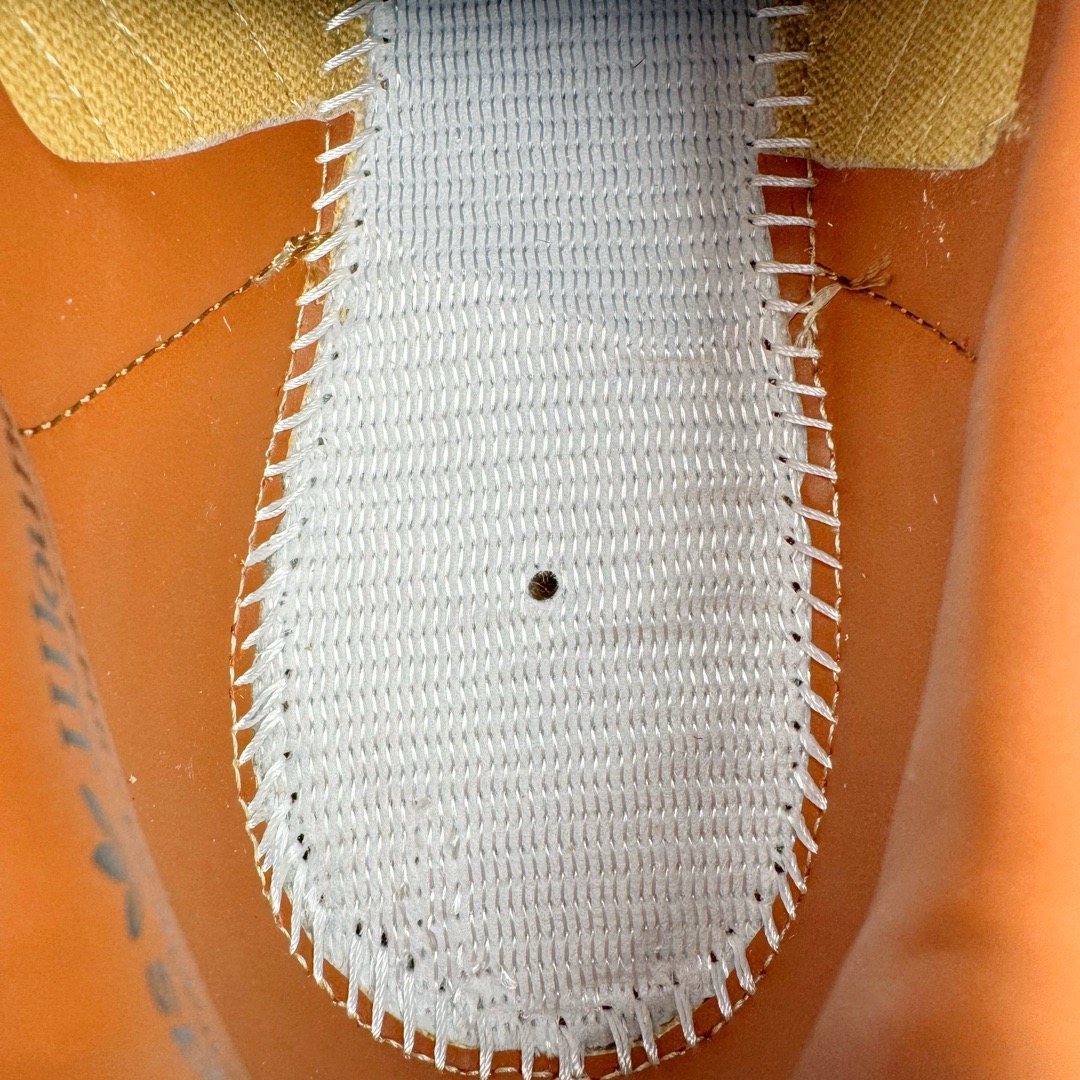 图片[12]-＃KZ神版 JJJJound x AD Originals Samba Classic 桑巴舞系列绅士德训足球风百搭低帮休闲运动板鞋 联名小麦色 ID8709 全套原厂纸板冲刀加持 独家原档案私模RB橡胶大底 含胶量硬度原鞋一致 正确拉帮鞋垫背胶 原厂标裁支持鉴定 高密度丽新布中底 内置环保海玻璃鞋垫 全鞋电脑针车零偏差 产品品控稳定性领先行业 原厂港宝加持定型后跟R度完美 近两年JJJJound这个名字在鞋圈迅速蹿红，关键是跟它联名的球鞋就没有好抢的。无论是 New Balance、ASICS 还是 Salomon，起步就是市价翻倍。最近，JJJJound x Originals联名鞋的登场日期终于确定。分别以黑色、小麦色为主调，除了配色以外，两双鞋的质感也有很大不同。作为合作企划里的金字招牌，JJJJound 善于利用自己的极简美学挖掘品牌的全新风貌，本次 JJJJound 携手 Originals 选用大热鞋款 Samba 为蓝本，将鞋款的街头气质无痕转变为「静奢风」。鞋款肉眼可见的被赋予了难得的质感，黑白两色都采用了黄色优质皮革内衬以呼应生胶大底，取消了鞋舌的 Logo 转而采用压纹处理使得鞋款整体氛围更加静谧、奢华。同时为了彰显本次合作鞋款的身份，双方合作标识和 JJJJound Logo 被分别印在鞋口内侧和鞋垫上。尺码：35.5 36 36.5 37.5 38 38.5 39 40 40.5 41 42 42.5 43 44 44.5 45-选品中心