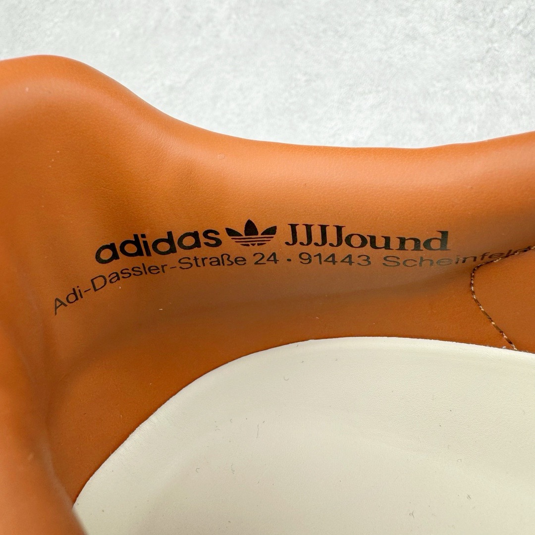 图片[16]-＃KZ神版 JJJJound x AD Originals Samba Classic 桑巴舞系列绅士德训足球风百搭低帮休闲运动板鞋 联名小麦色 ID8709 全套原厂纸板冲刀加持 独家原档案私模RB橡胶大底 含胶量硬度原鞋一致 正确拉帮鞋垫背胶 原厂标裁支持鉴定 高密度丽新布中底 内置环保海玻璃鞋垫 全鞋电脑针车零偏差 产品品控稳定性领先行业 原厂港宝加持定型后跟R度完美 近两年JJJJound这个名字在鞋圈迅速蹿红，关键是跟它联名的球鞋就没有好抢的。无论是 New Balance、ASICS 还是 Salomon，起步就是市价翻倍。最近，JJJJound x Originals联名鞋的登场日期终于确定。分别以黑色、小麦色为主调，除了配色以外，两双鞋的质感也有很大不同。作为合作企划里的金字招牌，JJJJound 善于利用自己的极简美学挖掘品牌的全新风貌，本次 JJJJound 携手 Originals 选用大热鞋款 Samba 为蓝本，将鞋款的街头气质无痕转变为「静奢风」。鞋款肉眼可见的被赋予了难得的质感，黑白两色都采用了黄色优质皮革内衬以呼应生胶大底，取消了鞋舌的 Logo 转而采用压纹处理使得鞋款整体氛围更加静谧、奢华。同时为了彰显本次合作鞋款的身份，双方合作标识和 JJJJound Logo 被分别印在鞋口内侧和鞋垫上。尺码：35.5 36 36.5 37.5 38 38.5 39 40 40.5 41 42 42.5 43 44 44.5 45-选品中心