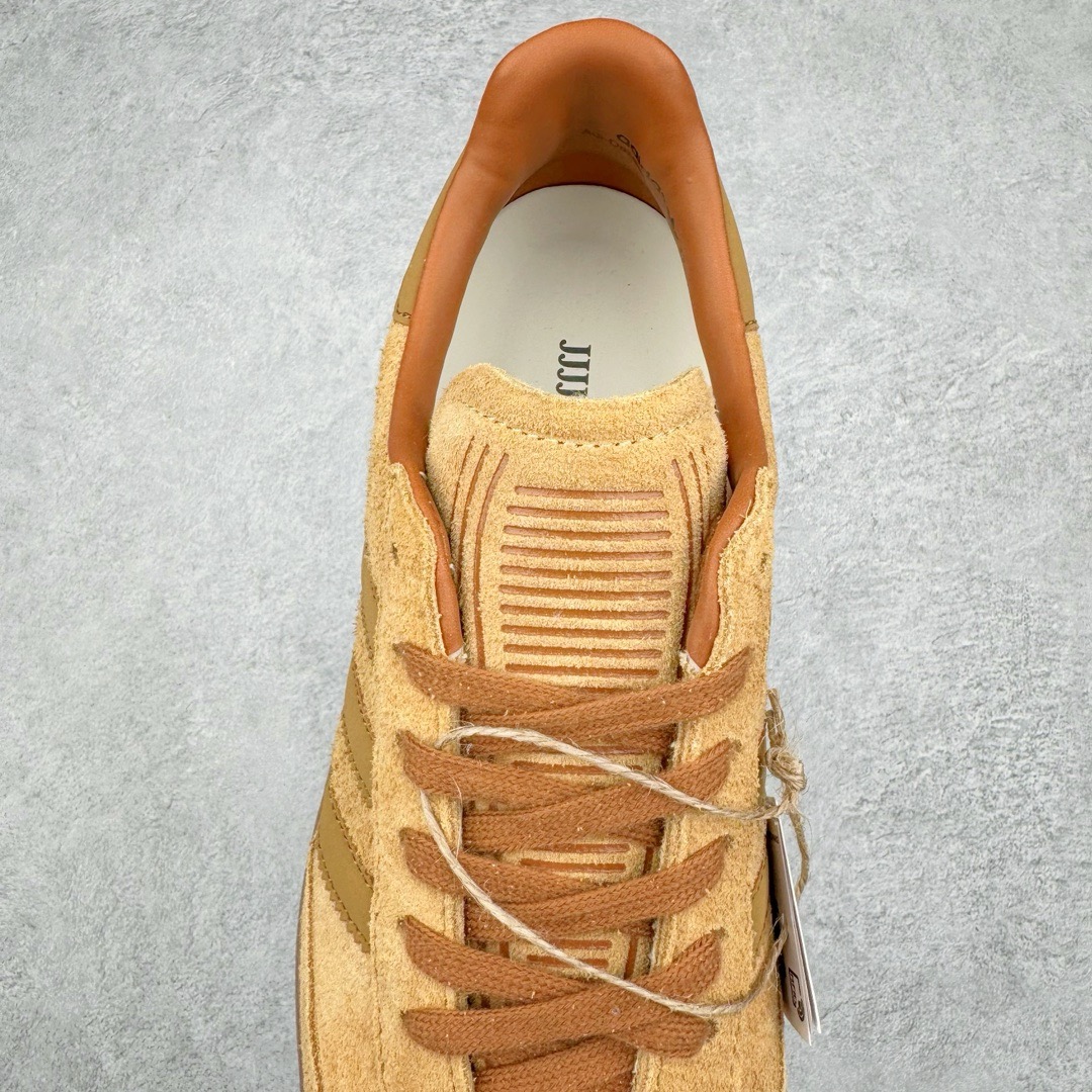 图片[5]-＃KZ神版 JJJJound x AD Originals Samba Classic 桑巴舞系列绅士德训足球风百搭低帮休闲运动板鞋 联名小麦色 ID8709 全套原厂纸板冲刀加持 独家原档案私模RB橡胶大底 含胶量硬度原鞋一致 正确拉帮鞋垫背胶 原厂标裁支持鉴定 高密度丽新布中底 内置环保海玻璃鞋垫 全鞋电脑针车零偏差 产品品控稳定性领先行业 原厂港宝加持定型后跟R度完美 近两年JJJJound这个名字在鞋圈迅速蹿红，关键是跟它联名的球鞋就没有好抢的。无论是 New Balance、ASICS 还是 Salomon，起步就是市价翻倍。最近，JJJJound x Originals联名鞋的登场日期终于确定。分别以黑色、小麦色为主调，除了配色以外，两双鞋的质感也有很大不同。作为合作企划里的金字招牌，JJJJound 善于利用自己的极简美学挖掘品牌的全新风貌，本次 JJJJound 携手 Originals 选用大热鞋款 Samba 为蓝本，将鞋款的街头气质无痕转变为「静奢风」。鞋款肉眼可见的被赋予了难得的质感，黑白两色都采用了黄色优质皮革内衬以呼应生胶大底，取消了鞋舌的 Logo 转而采用压纹处理使得鞋款整体氛围更加静谧、奢华。同时为了彰显本次合作鞋款的身份，双方合作标识和 JJJJound Logo 被分别印在鞋口内侧和鞋垫上。尺码：35.5 36 36.5 37.5 38 38.5 39 40 40.5 41 42 42.5 43 44 44.5 45-选品中心