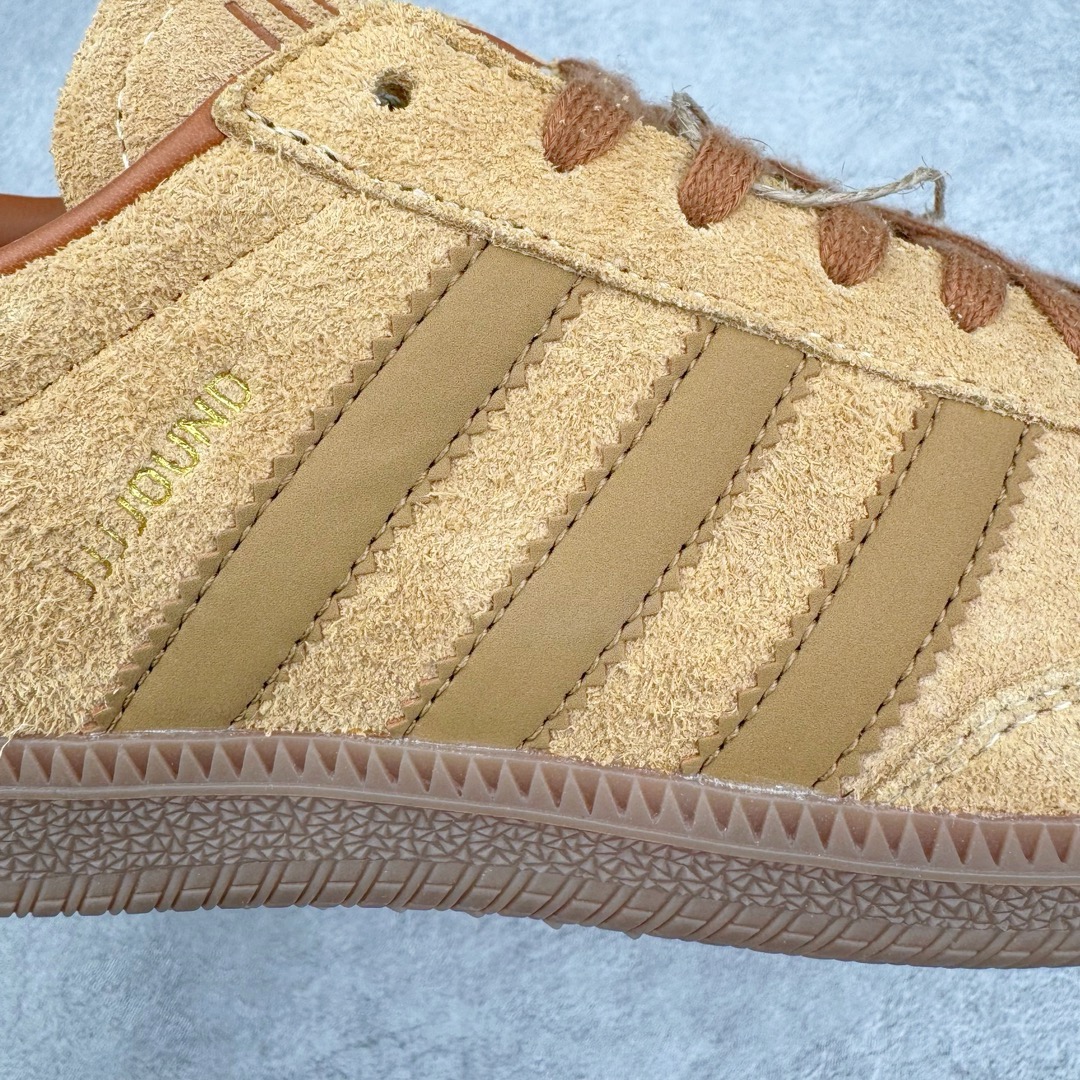 图片[15]-＃KZ神版 JJJJound x AD Originals Samba Classic 桑巴舞系列绅士德训足球风百搭低帮休闲运动板鞋 联名小麦色 ID8709 全套原厂纸板冲刀加持 独家原档案私模RB橡胶大底 含胶量硬度原鞋一致 正确拉帮鞋垫背胶 原厂标裁支持鉴定 高密度丽新布中底 内置环保海玻璃鞋垫 全鞋电脑针车零偏差 产品品控稳定性领先行业 原厂港宝加持定型后跟R度完美 近两年JJJJound这个名字在鞋圈迅速蹿红，关键是跟它联名的球鞋就没有好抢的。无论是 New Balance、ASICS 还是 Salomon，起步就是市价翻倍。最近，JJJJound x Originals联名鞋的登场日期终于确定。分别以黑色、小麦色为主调，除了配色以外，两双鞋的质感也有很大不同。作为合作企划里的金字招牌，JJJJound 善于利用自己的极简美学挖掘品牌的全新风貌，本次 JJJJound 携手 Originals 选用大热鞋款 Samba 为蓝本，将鞋款的街头气质无痕转变为「静奢风」。鞋款肉眼可见的被赋予了难得的质感，黑白两色都采用了黄色优质皮革内衬以呼应生胶大底，取消了鞋舌的 Logo 转而采用压纹处理使得鞋款整体氛围更加静谧、奢华。同时为了彰显本次合作鞋款的身份，双方合作标识和 JJJJound Logo 被分别印在鞋口内侧和鞋垫上。尺码：35.5 36 36.5 37.5 38 38.5 39 40 40.5 41 42 42.5 43 44 44.5 45-选品中心