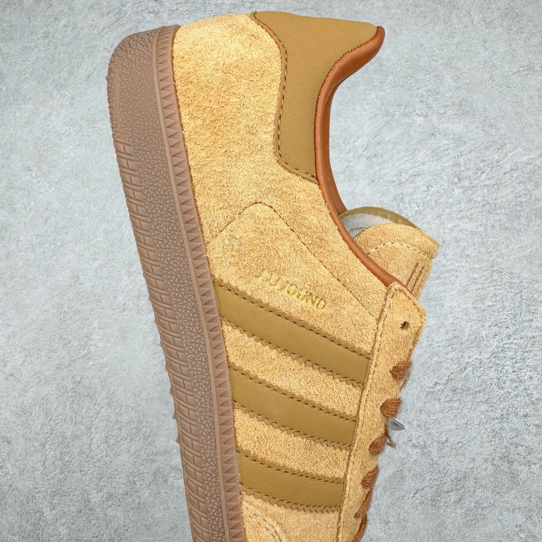 图片[6]-＃KZ神版 JJJJound x AD Originals Samba Classic 桑巴舞系列绅士德训足球风百搭低帮休闲运动板鞋 联名小麦色 ID8709 全套原厂纸板冲刀加持 独家原档案私模RB橡胶大底 含胶量硬度原鞋一致 正确拉帮鞋垫背胶 原厂标裁支持鉴定 高密度丽新布中底 内置环保海玻璃鞋垫 全鞋电脑针车零偏差 产品品控稳定性领先行业 原厂港宝加持定型后跟R度完美 近两年JJJJound这个名字在鞋圈迅速蹿红，关键是跟它联名的球鞋就没有好抢的。无论是 New Balance、ASICS 还是 Salomon，起步就是市价翻倍。最近，JJJJound x Originals联名鞋的登场日期终于确定。分别以黑色、小麦色为主调，除了配色以外，两双鞋的质感也有很大不同。作为合作企划里的金字招牌，JJJJound 善于利用自己的极简美学挖掘品牌的全新风貌，本次 JJJJound 携手 Originals 选用大热鞋款 Samba 为蓝本，将鞋款的街头气质无痕转变为「静奢风」。鞋款肉眼可见的被赋予了难得的质感，黑白两色都采用了黄色优质皮革内衬以呼应生胶大底，取消了鞋舌的 Logo 转而采用压纹处理使得鞋款整体氛围更加静谧、奢华。同时为了彰显本次合作鞋款的身份，双方合作标识和 JJJJound Logo 被分别印在鞋口内侧和鞋垫上。尺码：35.5 36 36.5 37.5 38 38.5 39 40 40.5 41 42 42.5 43 44 44.5 45-选品中心