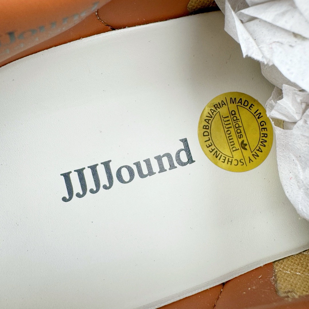 图片[11]-＃KZ神版 JJJJound x AD Originals Samba Classic 桑巴舞系列绅士德训足球风百搭低帮休闲运动板鞋 联名小麦色 ID8709 全套原厂纸板冲刀加持 独家原档案私模RB橡胶大底 含胶量硬度原鞋一致 正确拉帮鞋垫背胶 原厂标裁支持鉴定 高密度丽新布中底 内置环保海玻璃鞋垫 全鞋电脑针车零偏差 产品品控稳定性领先行业 原厂港宝加持定型后跟R度完美 近两年JJJJound这个名字在鞋圈迅速蹿红，关键是跟它联名的球鞋就没有好抢的。无论是 New Balance、ASICS 还是 Salomon，起步就是市价翻倍。最近，JJJJound x Originals联名鞋的登场日期终于确定。分别以黑色、小麦色为主调，除了配色以外，两双鞋的质感也有很大不同。作为合作企划里的金字招牌，JJJJound 善于利用自己的极简美学挖掘品牌的全新风貌，本次 JJJJound 携手 Originals 选用大热鞋款 Samba 为蓝本，将鞋款的街头气质无痕转变为「静奢风」。鞋款肉眼可见的被赋予了难得的质感，黑白两色都采用了黄色优质皮革内衬以呼应生胶大底，取消了鞋舌的 Logo 转而采用压纹处理使得鞋款整体氛围更加静谧、奢华。同时为了彰显本次合作鞋款的身份，双方合作标识和 JJJJound Logo 被分别印在鞋口内侧和鞋垫上。尺码：35.5 36 36.5 37.5 38 38.5 39 40 40.5 41 42 42.5 43 44 44.5 45-选品中心