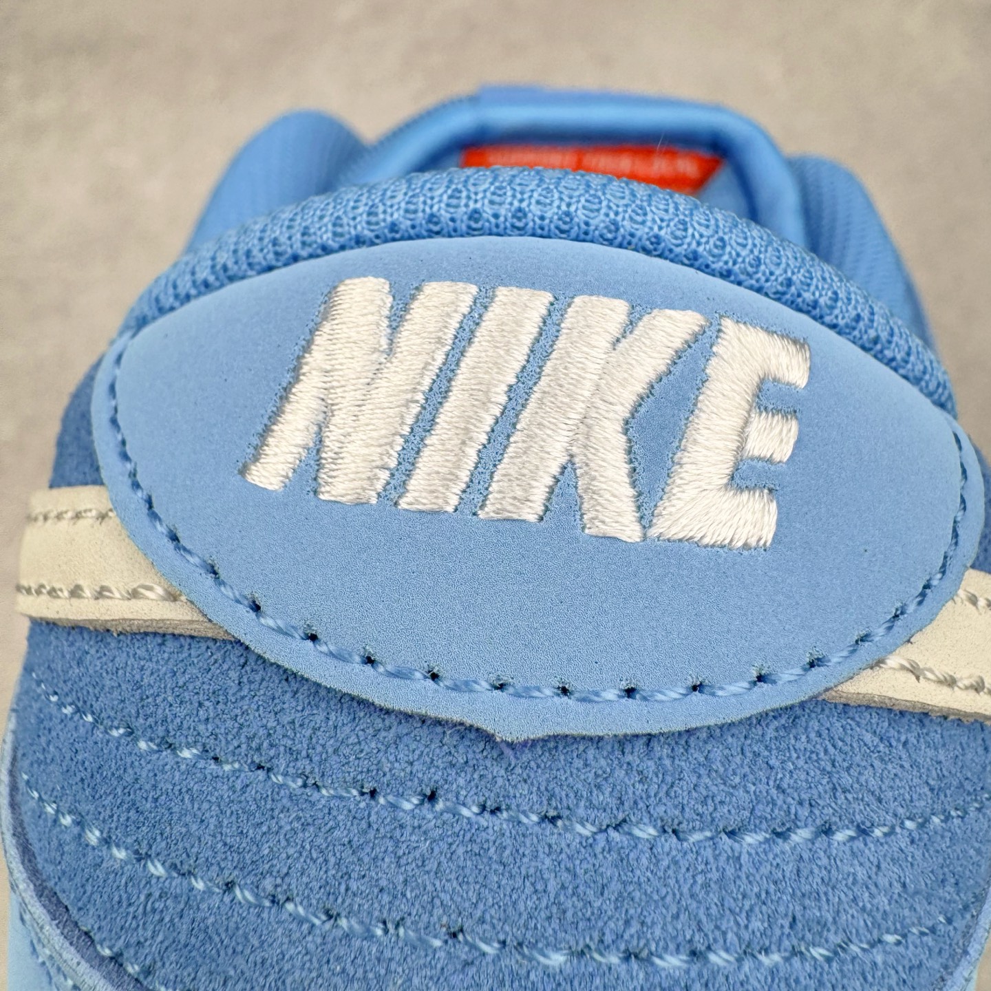 图片[17]-＃KZ神版 NK SB DUNK Low 蓝生胶 FJ1674-401 毫无疑问市场中端王者 全码福利开炸 长期补货价格一步到位 毫无疑问市场中端王者 实力大厂出品 新配色陆续开发 利润个位数只为口碑 全套原纸板楦头开发 确保原汁原味 完美呈现DUNK版型 一比一鞋头弧度高度鞋身弧度 此版本只针对中端市场 皮料材质有所更替 其他数据细节工艺流程均保持一致 绝不口嗨 细节品控鞋型随意对比 独家私模官方第六代原厂航空铝磨具打磨大底 鞋头坡度极致还原 无解鞋型 原盒原配 圈内天花板工艺 原厂玻璃冲刀 超高清洁度 全鞋零毛边皮料切割 原厂中底布点胶 中底布拉帮走线遵循公司 尺码：36 36.5 37.5 38 38.5 39 40 40.5 41 42 42.5 43 44 44.5 45 46 47.5-选品中心