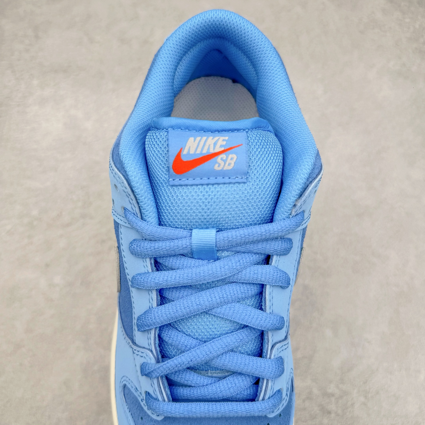 图片[5]-＃KZ神版 NK SB DUNK Low 蓝生胶 FJ1674-401 毫无疑问市场中端王者 全码福利开炸 长期补货价格一步到位 毫无疑问市场中端王者 实力大厂出品 新配色陆续开发 利润个位数只为口碑 全套原纸板楦头开发 确保原汁原味 完美呈现DUNK版型 一比一鞋头弧度高度鞋身弧度 此版本只针对中端市场 皮料材质有所更替 其他数据细节工艺流程均保持一致 绝不口嗨 细节品控鞋型随意对比 独家私模官方第六代原厂航空铝磨具打磨大底 鞋头坡度极致还原 无解鞋型 原盒原配 圈内天花板工艺 原厂玻璃冲刀 超高清洁度 全鞋零毛边皮料切割 原厂中底布点胶 中底布拉帮走线遵循公司 尺码：36 36.5 37.5 38 38.5 39 40 40.5 41 42 42.5 43 44 44.5 45 46 47.5-选品中心