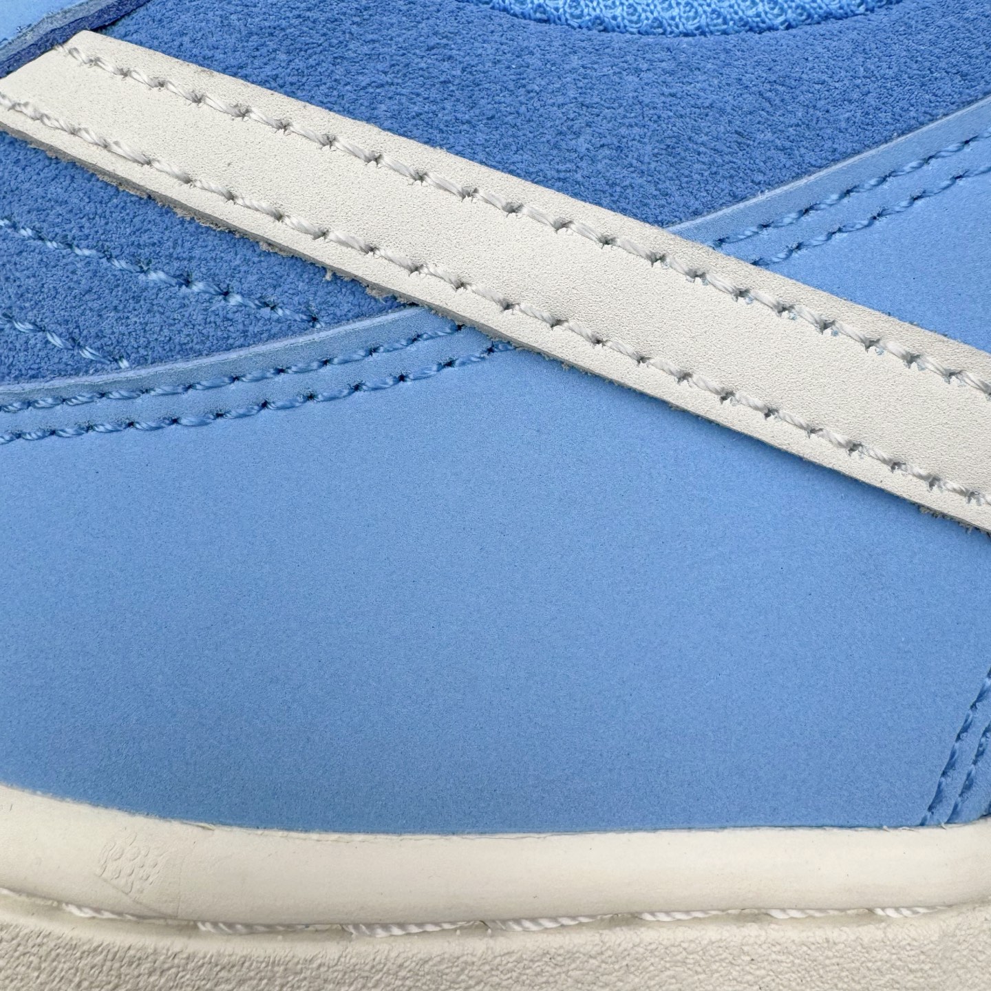 图片[18]-＃KZ神版 NK SB DUNK Low 蓝生胶 FJ1674-401 毫无疑问市场中端王者 全码福利开炸 长期补货价格一步到位 毫无疑问市场中端王者 实力大厂出品 新配色陆续开发 利润个位数只为口碑 全套原纸板楦头开发 确保原汁原味 完美呈现DUNK版型 一比一鞋头弧度高度鞋身弧度 此版本只针对中端市场 皮料材质有所更替 其他数据细节工艺流程均保持一致 绝不口嗨 细节品控鞋型随意对比 独家私模官方第六代原厂航空铝磨具打磨大底 鞋头坡度极致还原 无解鞋型 原盒原配 圈内天花板工艺 原厂玻璃冲刀 超高清洁度 全鞋零毛边皮料切割 原厂中底布点胶 中底布拉帮走线遵循公司 尺码：36 36.5 37.5 38 38.5 39 40 40.5 41 42 42.5 43 44 44.5 45 46 47.5-选品中心