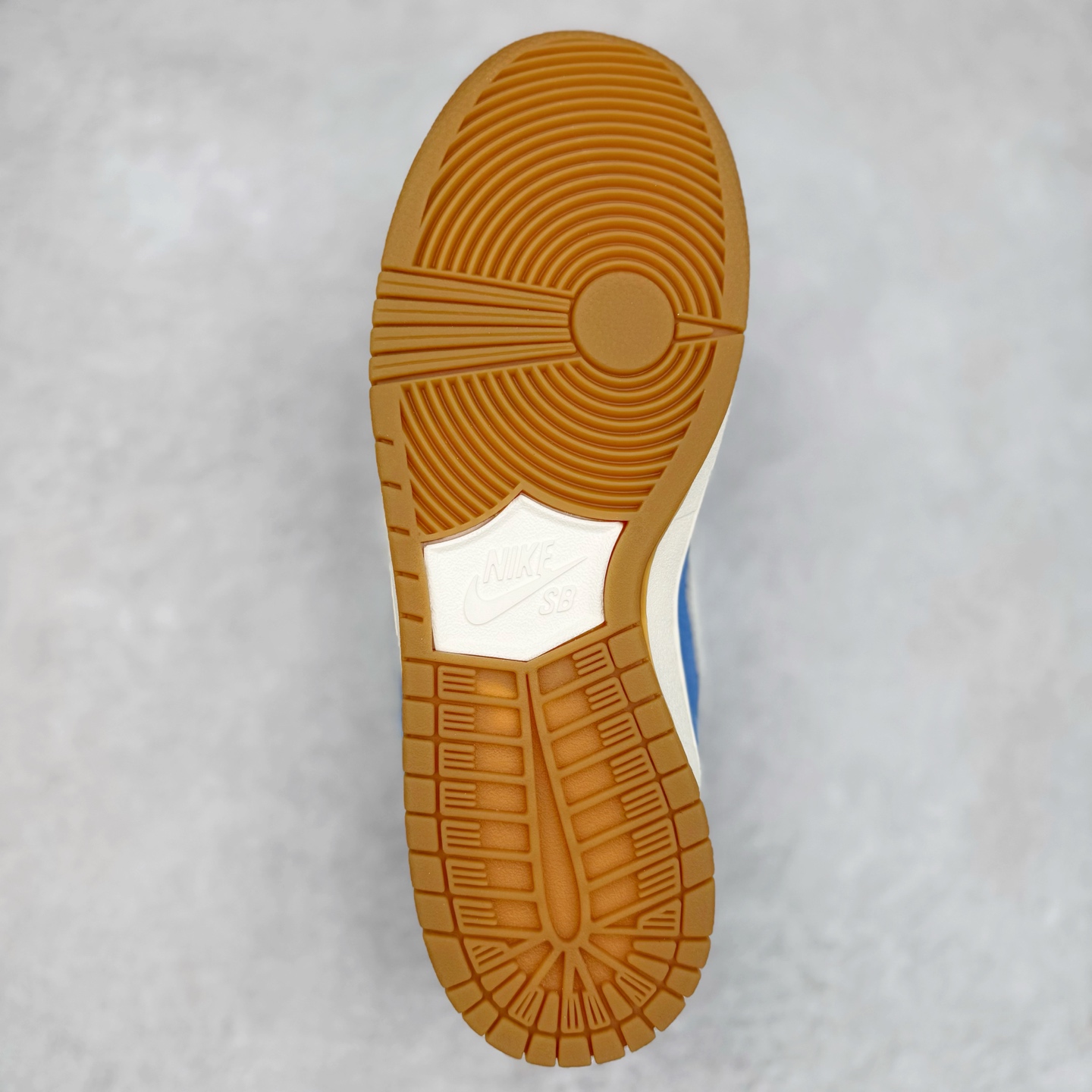 图片[9]-＃KZ神版 NK SB DUNK Low 蓝生胶 FJ1674-401 毫无疑问市场中端王者 全码福利开炸 长期补货价格一步到位 毫无疑问市场中端王者 实力大厂出品 新配色陆续开发 利润个位数只为口碑 全套原纸板楦头开发 确保原汁原味 完美呈现DUNK版型 一比一鞋头弧度高度鞋身弧度 此版本只针对中端市场 皮料材质有所更替 其他数据细节工艺流程均保持一致 绝不口嗨 细节品控鞋型随意对比 独家私模官方第六代原厂航空铝磨具打磨大底 鞋头坡度极致还原 无解鞋型 原盒原配 圈内天花板工艺 原厂玻璃冲刀 超高清洁度 全鞋零毛边皮料切割 原厂中底布点胶 中底布拉帮走线遵循公司 尺码：36 36.5 37.5 38 38.5 39 40 40.5 41 42 42.5 43 44 44.5 45 46 47.5-选品中心