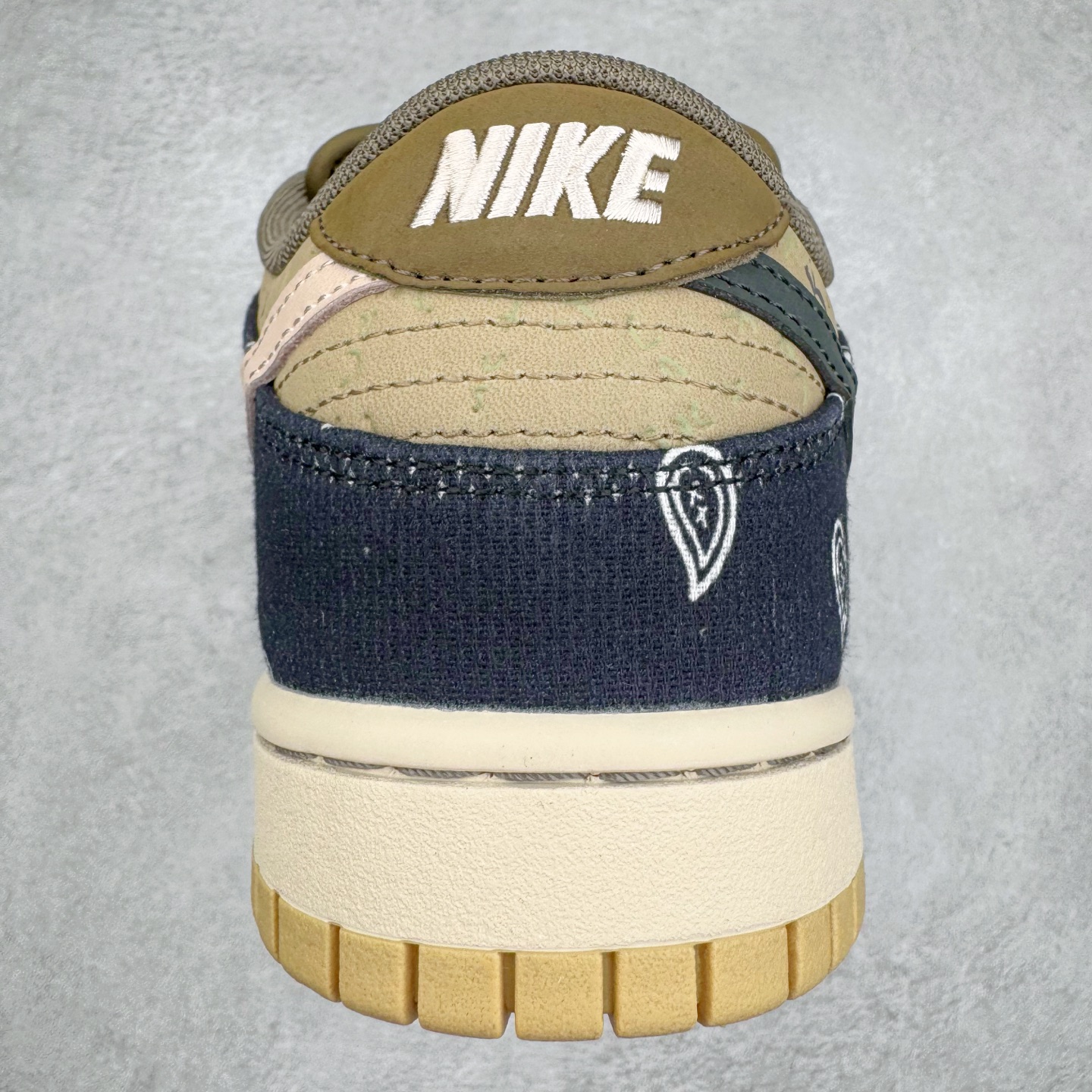 图片[8]-＃KZ神版 Travis Scott x NK SB Dunk Low TS联名腰果花 CT5053-001 毫无疑问市场中端王者 全码福利开炸 长期补货价格一步到位 毫无疑问市场中端王者 实力大厂出品 新配色陆续开发 利润个位数只为口碑 全套原纸板楦头开发 确保原汁原味 完美呈现DUNK版型 一比一鞋头弧度高度鞋身弧度 此版本只针对中端市场 皮料材质有所更替 其他数据细节工艺流程均保持一致 绝不口嗨 细节品控鞋型随意对比 独家私模官方第六代原厂航空铝磨具打磨大底 鞋头坡度极致还原 无解鞋型 原盒原配 圈内天花板工艺 原厂玻璃冲刀 超高清洁度 全鞋零毛边皮料切割 原厂中底布点胶 中底布拉帮走线遵循公司 尺码：36 36.5 37.5 38 38.5 39 40 40.5 41 42 42.5 43 44 44.5 45 46 47.5-选品中心