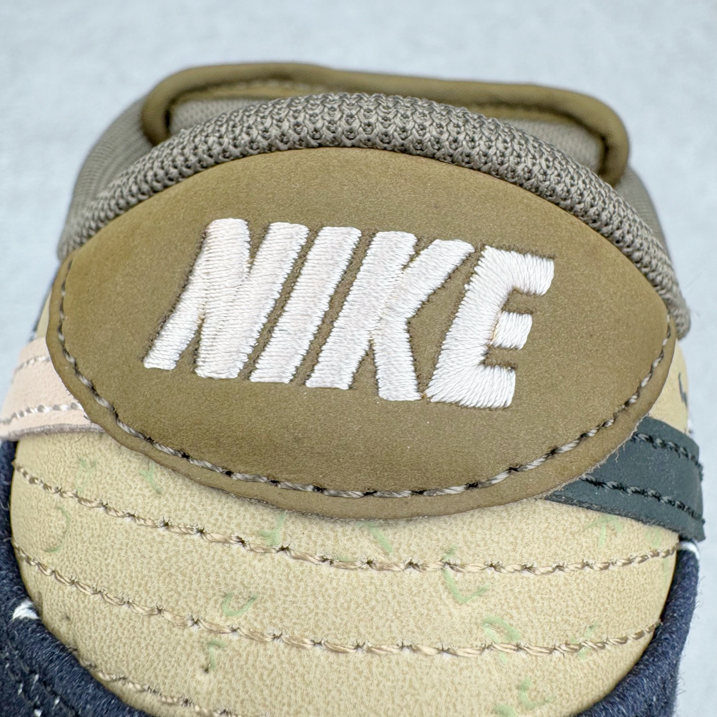 图片[18]-＃KZ神版 Travis Scott x NK SB Dunk Low TS联名腰果花 CT5053-001 毫无疑问市场中端王者 全码福利开炸 长期补货价格一步到位 毫无疑问市场中端王者 实力大厂出品 新配色陆续开发 利润个位数只为口碑 全套原纸板楦头开发 确保原汁原味 完美呈现DUNK版型 一比一鞋头弧度高度鞋身弧度 此版本只针对中端市场 皮料材质有所更替 其他数据细节工艺流程均保持一致 绝不口嗨 细节品控鞋型随意对比 独家私模官方第六代原厂航空铝磨具打磨大底 鞋头坡度极致还原 无解鞋型 原盒原配 圈内天花板工艺 原厂玻璃冲刀 超高清洁度 全鞋零毛边皮料切割 原厂中底布点胶 中底布拉帮走线遵循公司 尺码：36 36.5 37.5 38 38.5 39 40 40.5 41 42 42.5 43 44 44.5 45 46 47.5-选品中心