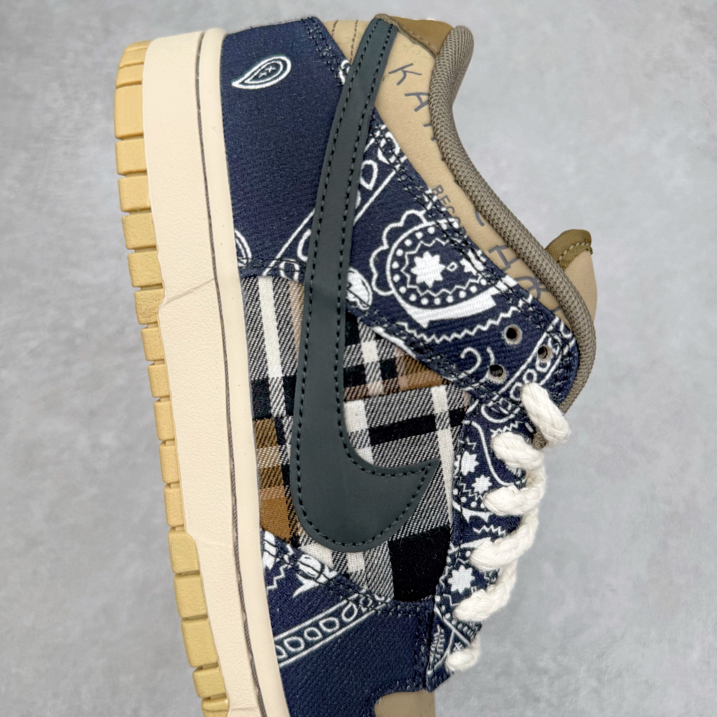 图片[6]-＃KZ神版 Travis Scott x NK SB Dunk Low TS联名腰果花 CT5053-001 毫无疑问市场中端王者 全码福利开炸 长期补货价格一步到位 毫无疑问市场中端王者 实力大厂出品 新配色陆续开发 利润个位数只为口碑 全套原纸板楦头开发 确保原汁原味 完美呈现DUNK版型 一比一鞋头弧度高度鞋身弧度 此版本只针对中端市场 皮料材质有所更替 其他数据细节工艺流程均保持一致 绝不口嗨 细节品控鞋型随意对比 独家私模官方第六代原厂航空铝磨具打磨大底 鞋头坡度极致还原 无解鞋型 原盒原配 圈内天花板工艺 原厂玻璃冲刀 超高清洁度 全鞋零毛边皮料切割 原厂中底布点胶 中底布拉帮走线遵循公司 尺码：36 36.5 37.5 38 38.5 39 40 40.5 41 42 42.5 43 44 44.5 45 46 47.5-选品中心