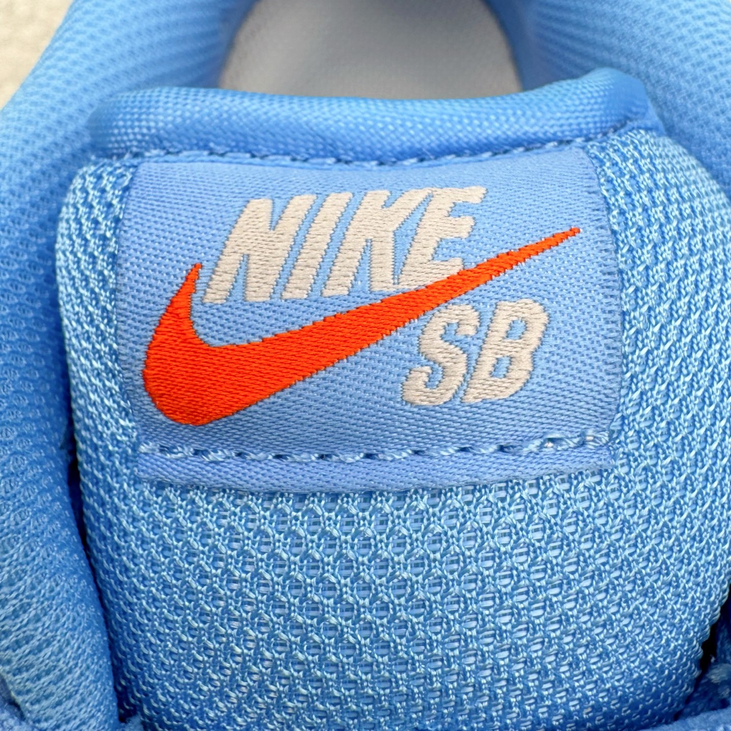 图片[15]-＃KZ神版 NK SB DUNK Low 蓝生胶 FJ1674-401 毫无疑问市场中端王者 全码福利开炸 长期补货价格一步到位 毫无疑问市场中端王者 实力大厂出品 新配色陆续开发 利润个位数只为口碑 全套原纸板楦头开发 确保原汁原味 完美呈现DUNK版型 一比一鞋头弧度高度鞋身弧度 此版本只针对中端市场 皮料材质有所更替 其他数据细节工艺流程均保持一致 绝不口嗨 细节品控鞋型随意对比 独家私模官方第六代原厂航空铝磨具打磨大底 鞋头坡度极致还原 无解鞋型 原盒原配 圈内天花板工艺 原厂玻璃冲刀 超高清洁度 全鞋零毛边皮料切割 原厂中底布点胶 中底布拉帮走线遵循公司 尺码：36 36.5 37.5 38 38.5 39 40 40.5 41 42 42.5 43 44 44.5 45 46 47.5-选品中心